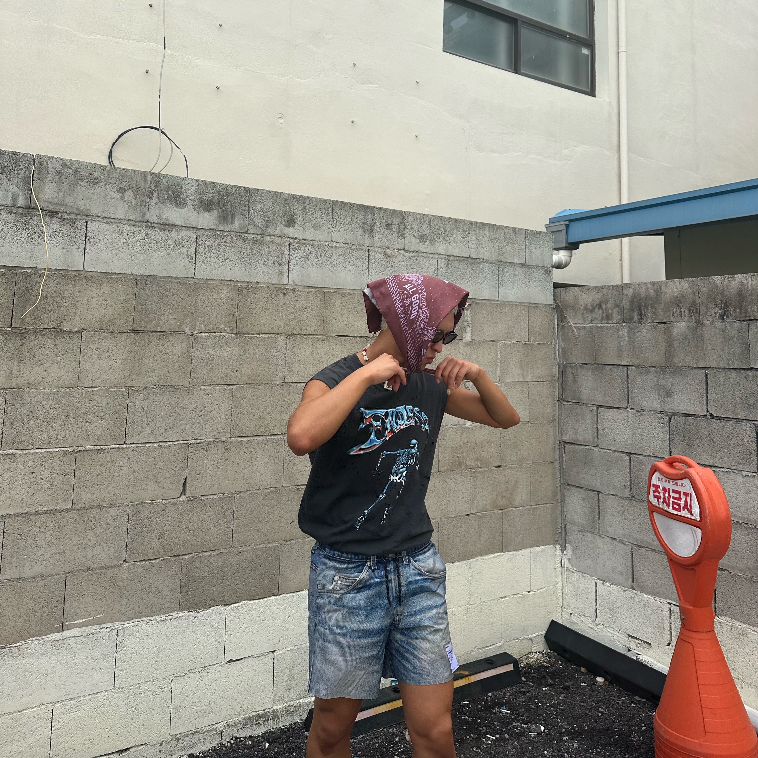 Gentle Monster x Maison Margiela MM108 Black Black, Satisfy Peaceshell 5 Inch Unlined Shorts Digital Denim 착용 스타일 - 3