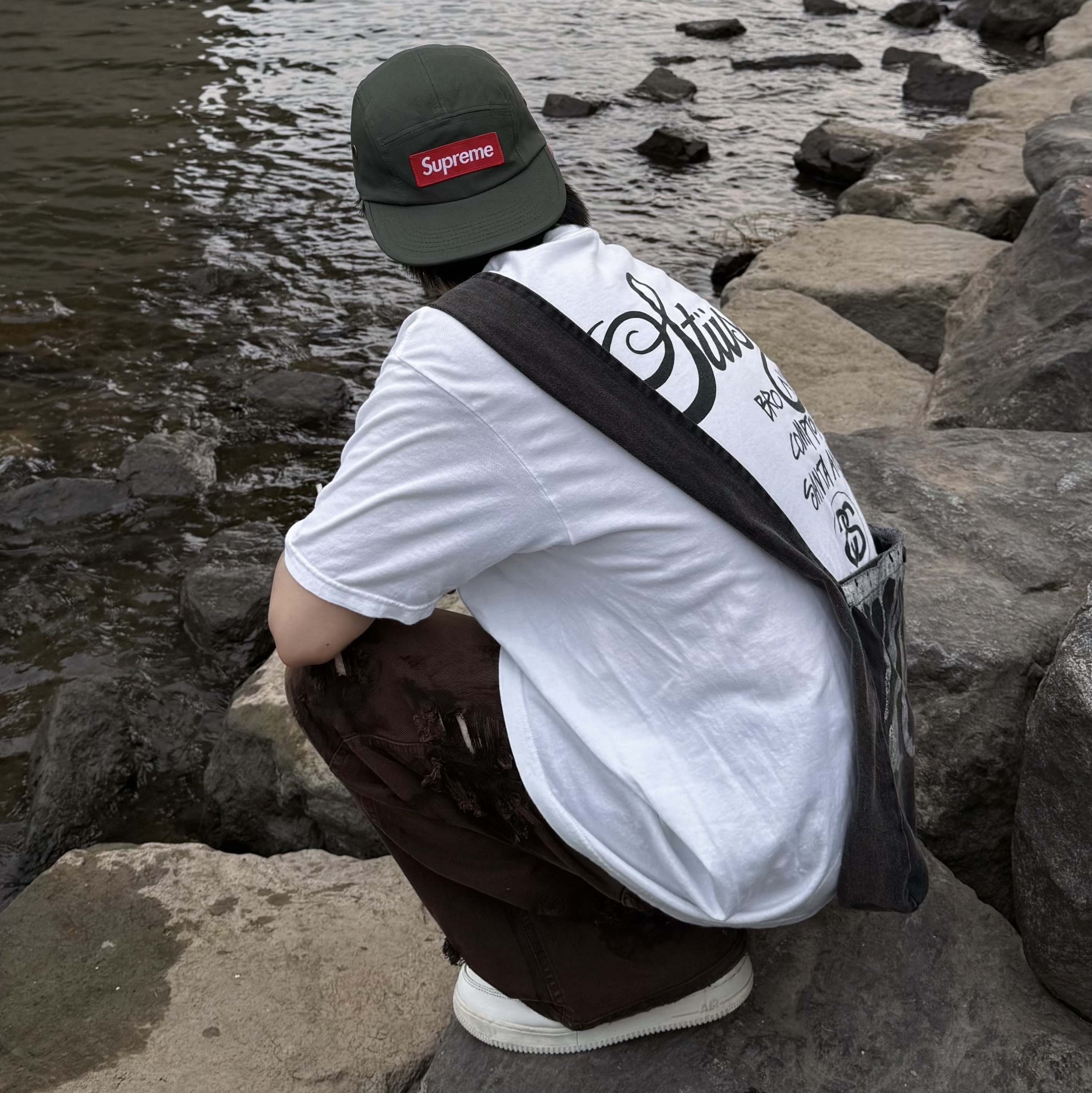 Stussy World Tour T-Shirt White, Kapital 14 oz. Denim Bone Print Book Bag Black 착용 스타일 - 2