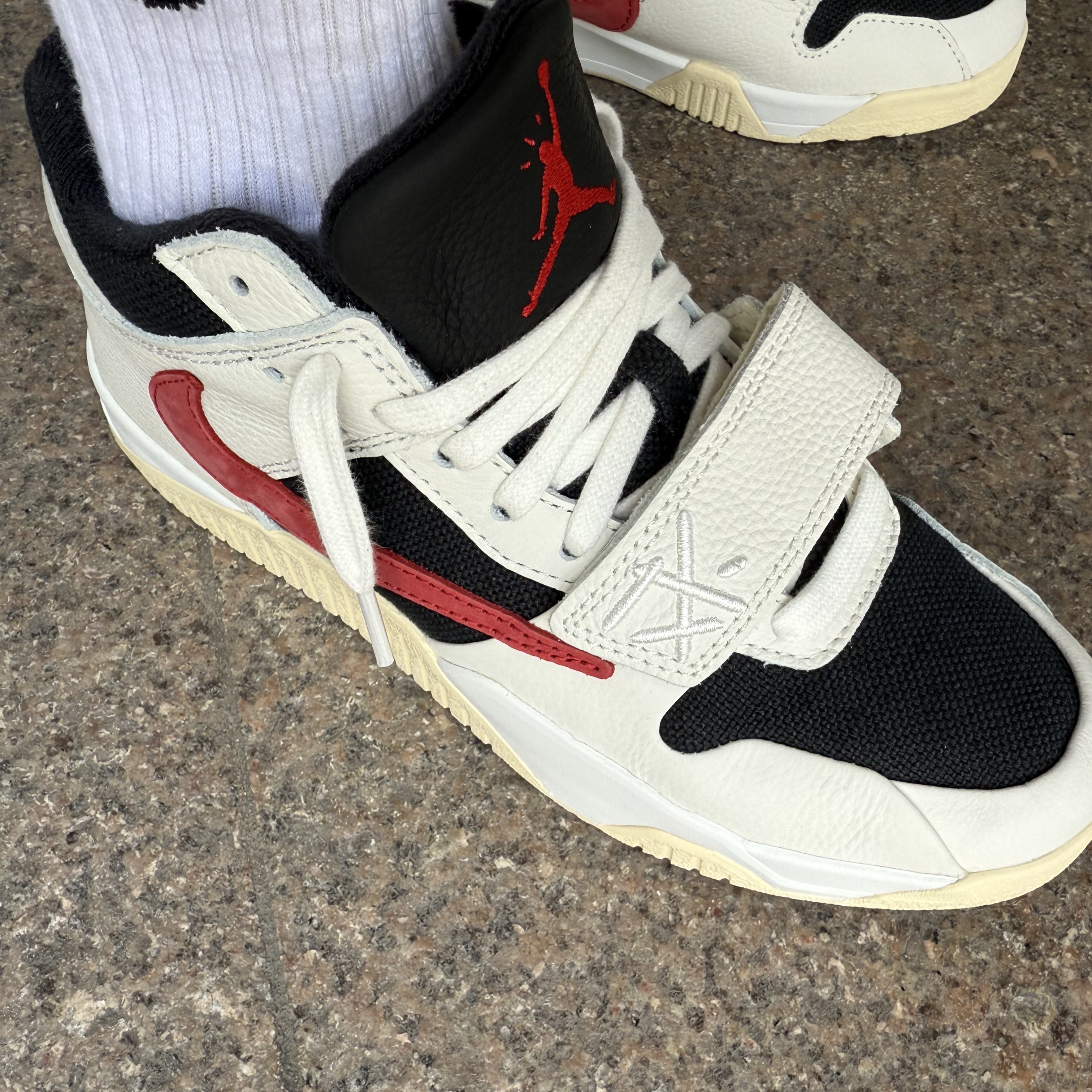 Jordan x Travis Scott Jumpman Jack TR University Red 착용 스타일