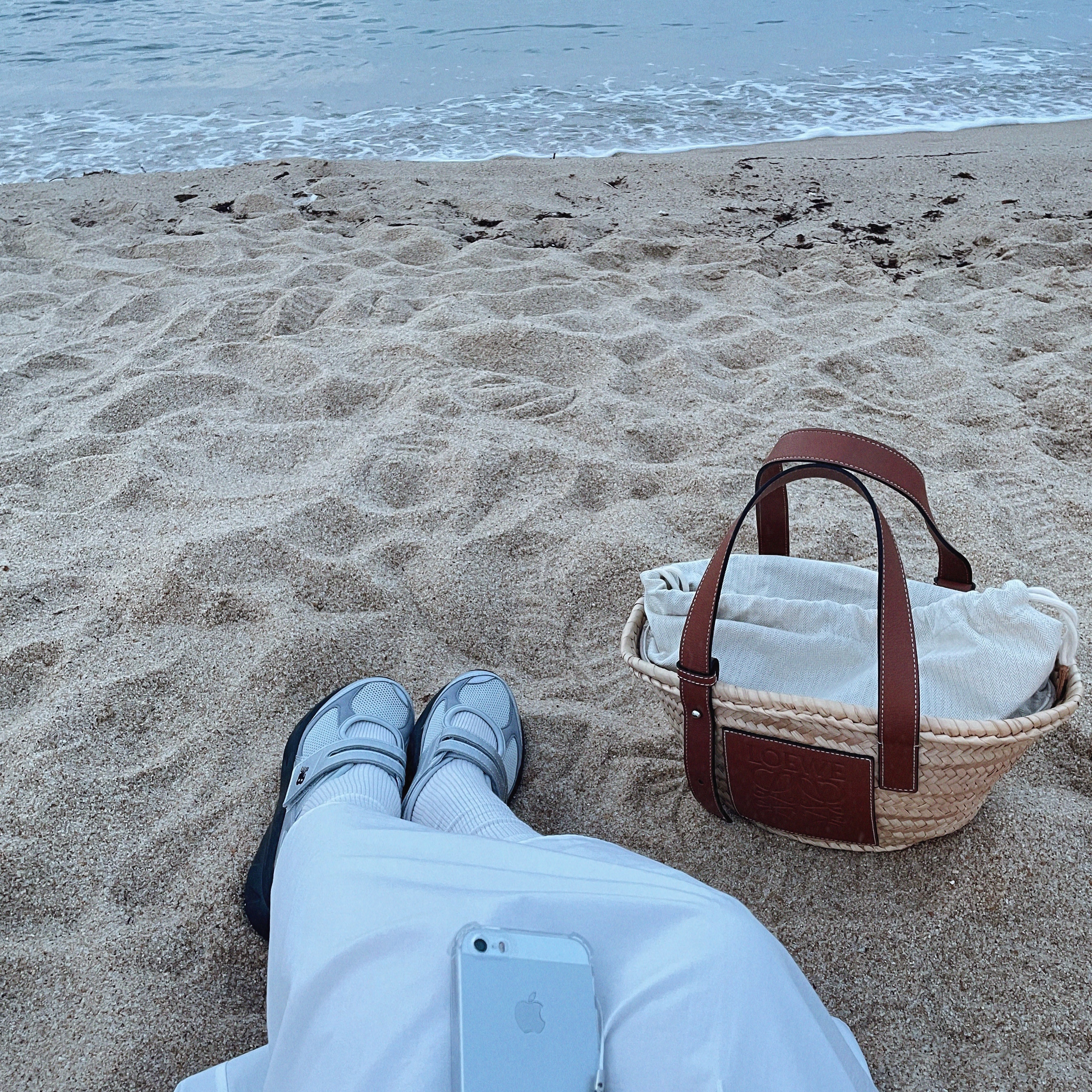 (W) New Balance Breeze SD2202 Metalic Silver, Loewe Small Basket Bag in Palm Leaf and Calfskin Natural Tan 착용 스타일