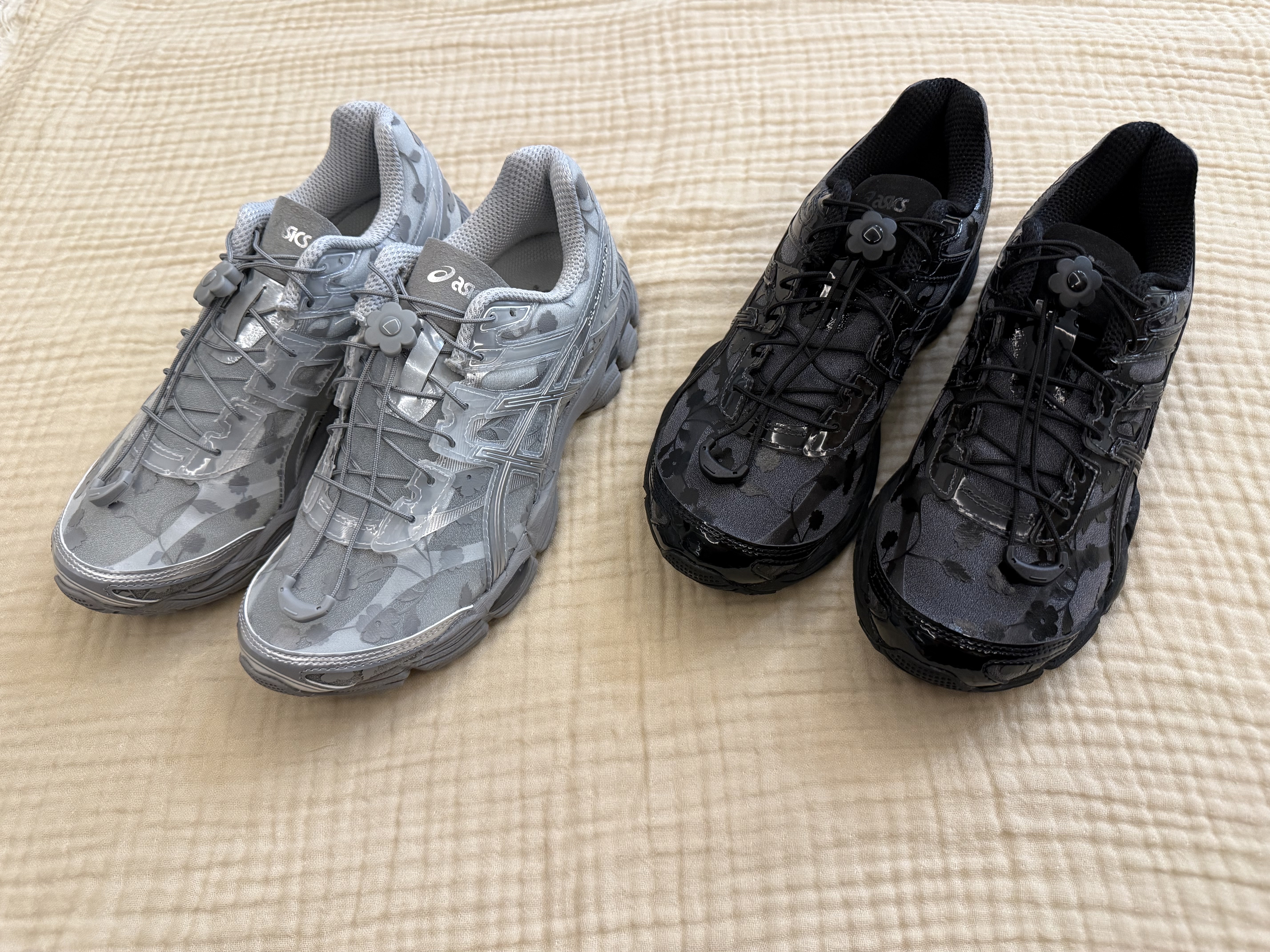 Asics x Cecilie Bahnsen Gel-Cumulus 16 Black, Asics x Cecilie Bahnsen Gel-Cumulus 16 Gray 착용 스타일 - 1