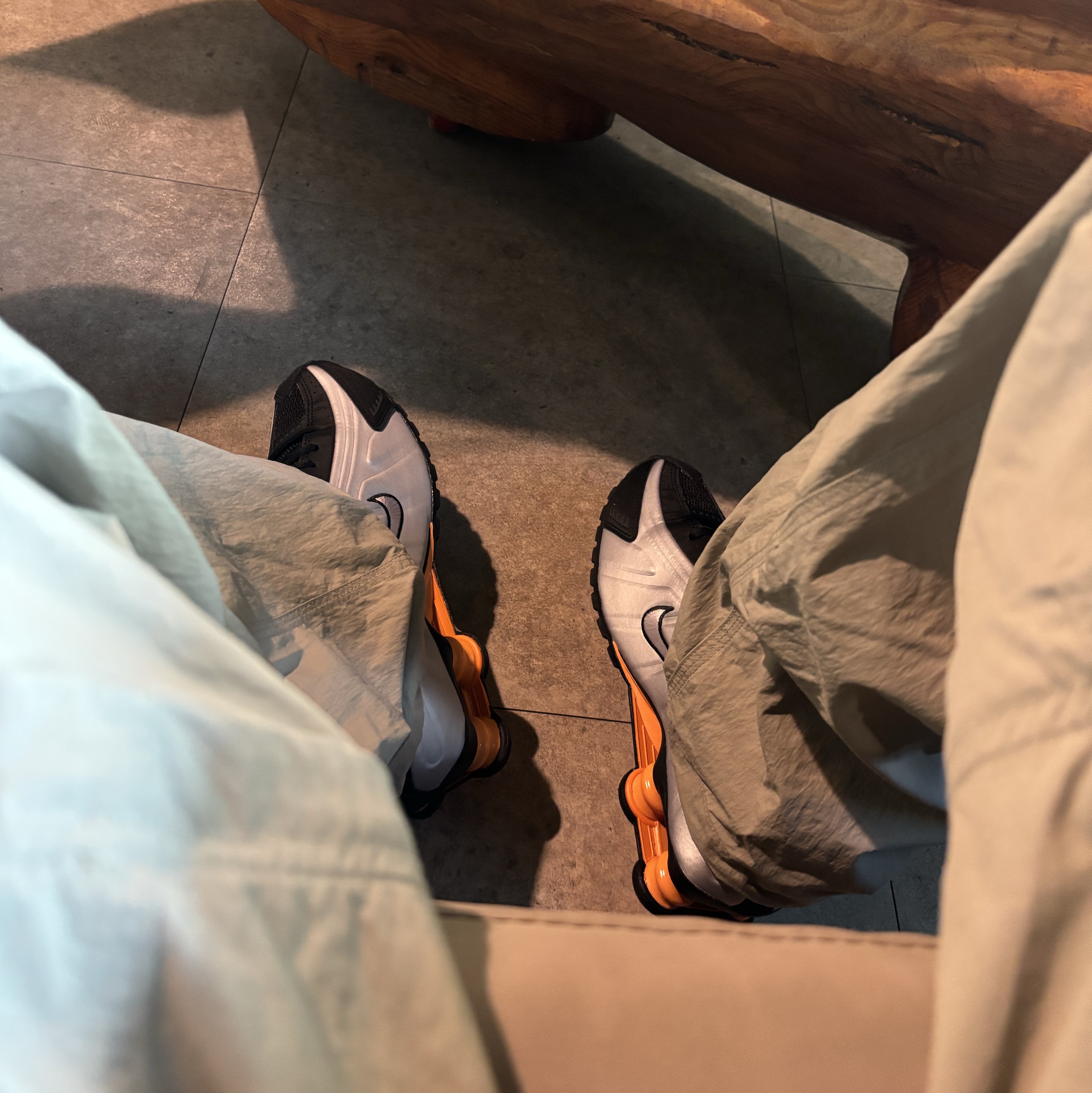 Nike Shox R4 Black Vast Grey 착용 스타일