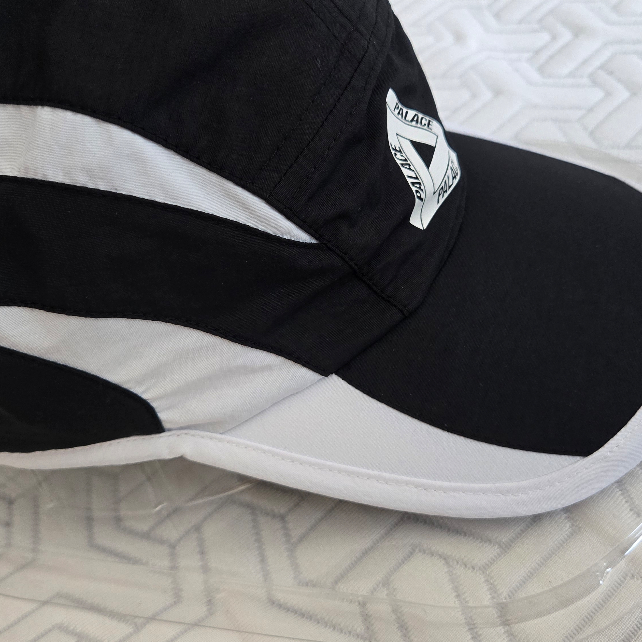 Palace Tri Strike Shell Runner Black - 25SS 착용 스타일 - 1
