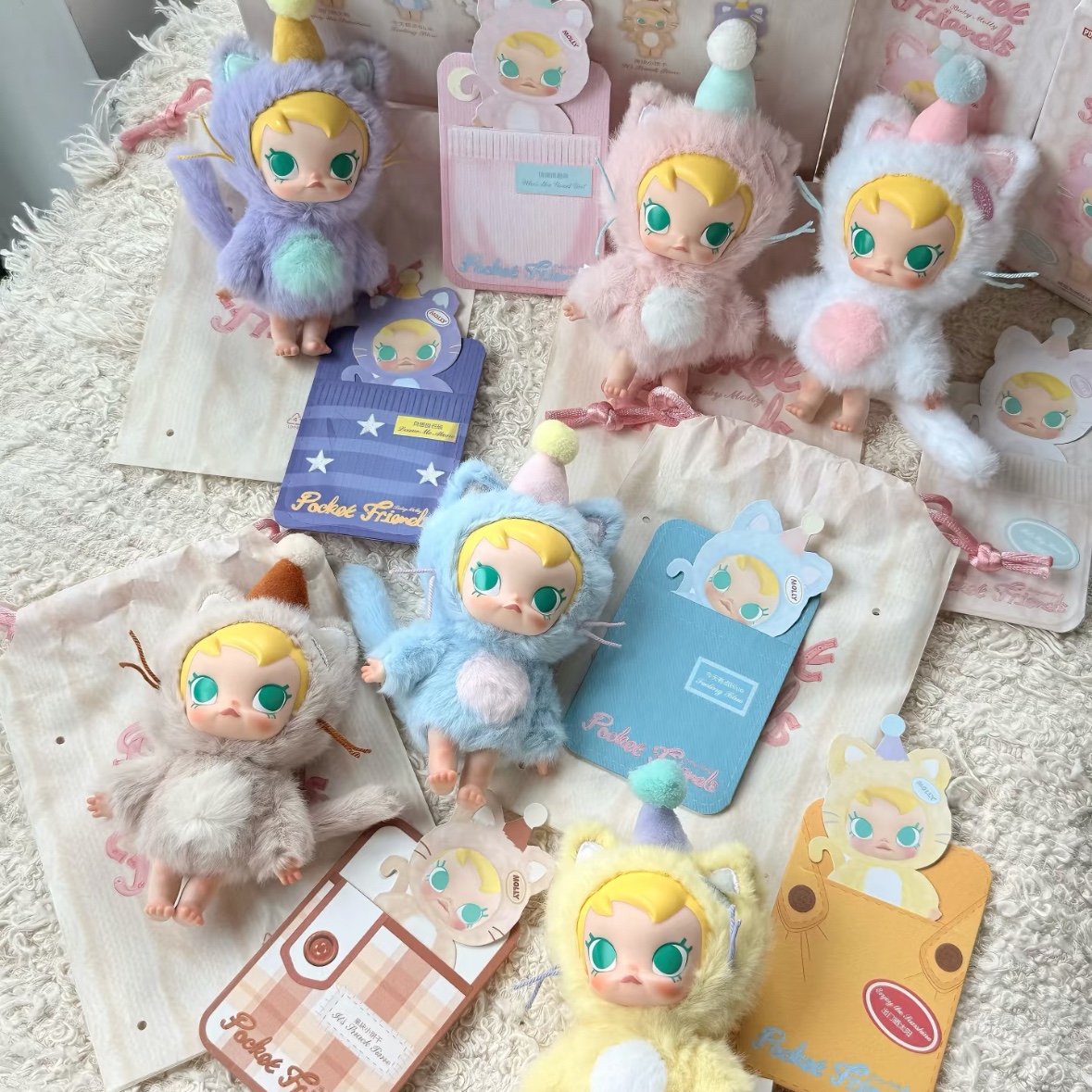 Pop Mart Baby Molly Pocket Friends Series Vinyl Plush Pendant (6 Blind Boxes) 착용 스타일