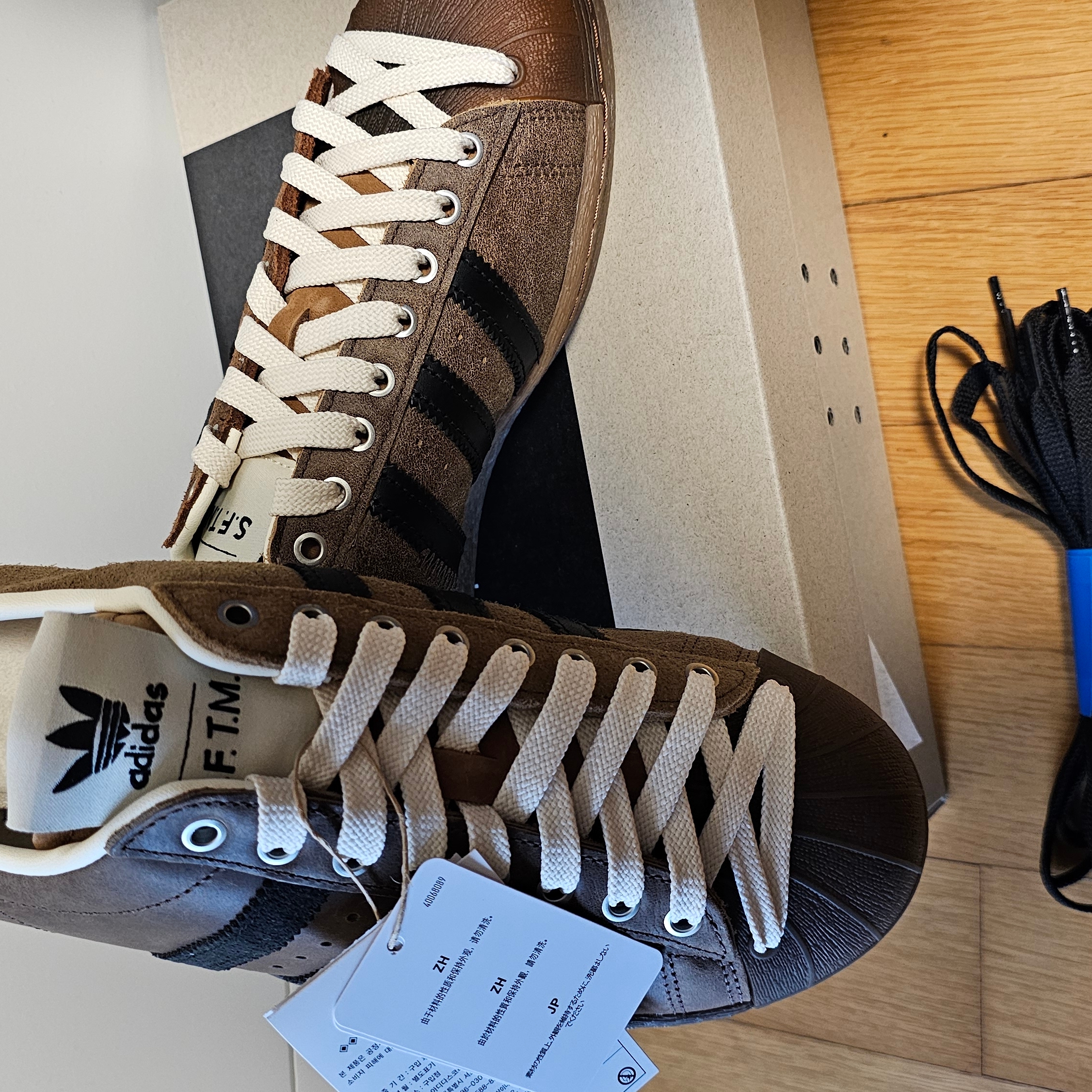 Adidas x Song for the Mute Superstar 82 Khaki Core Black 착용 스타일