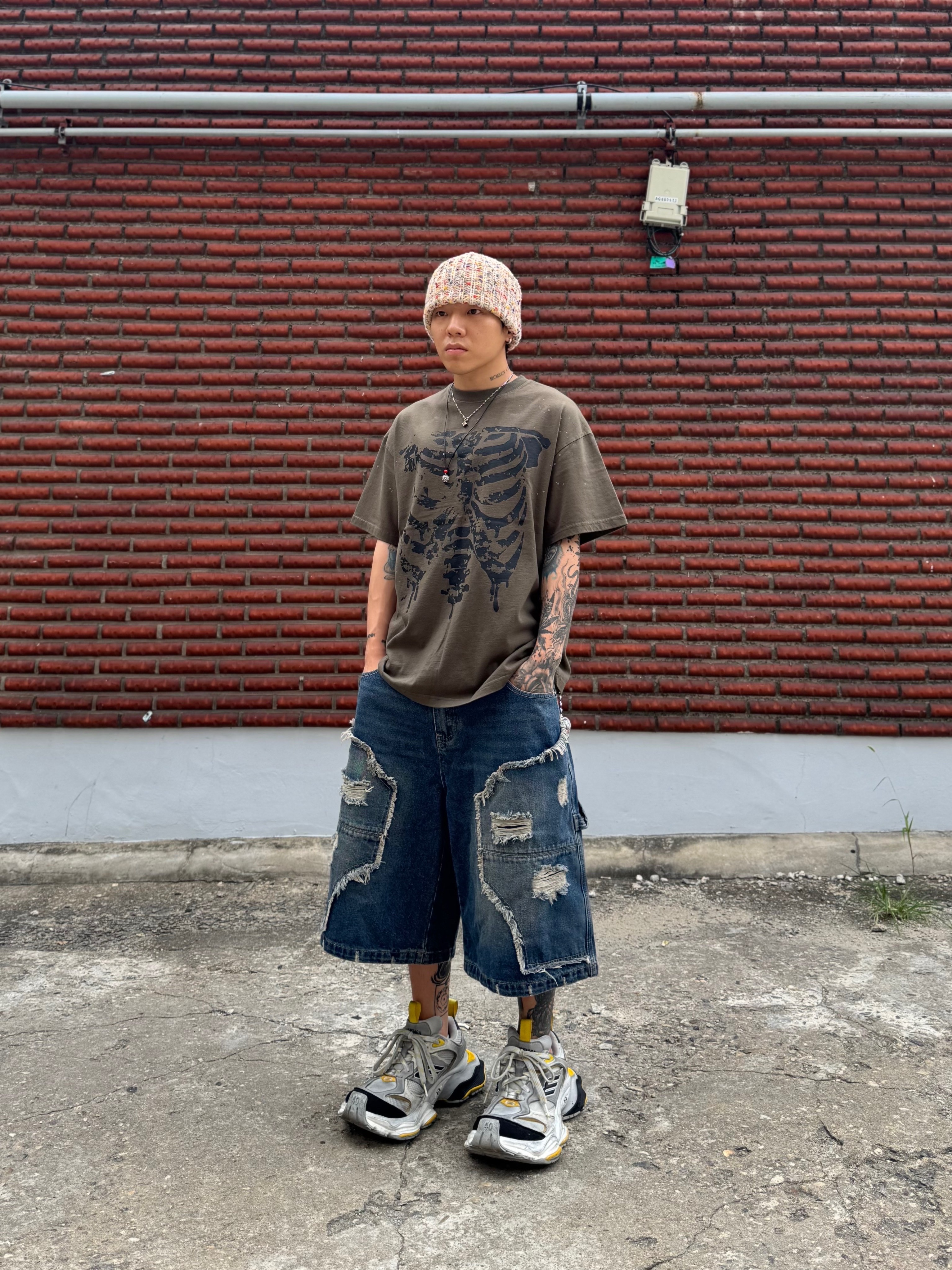 Balenciaga Cargo Sneakers Grey Black Yellow 착용 스타일 - 2