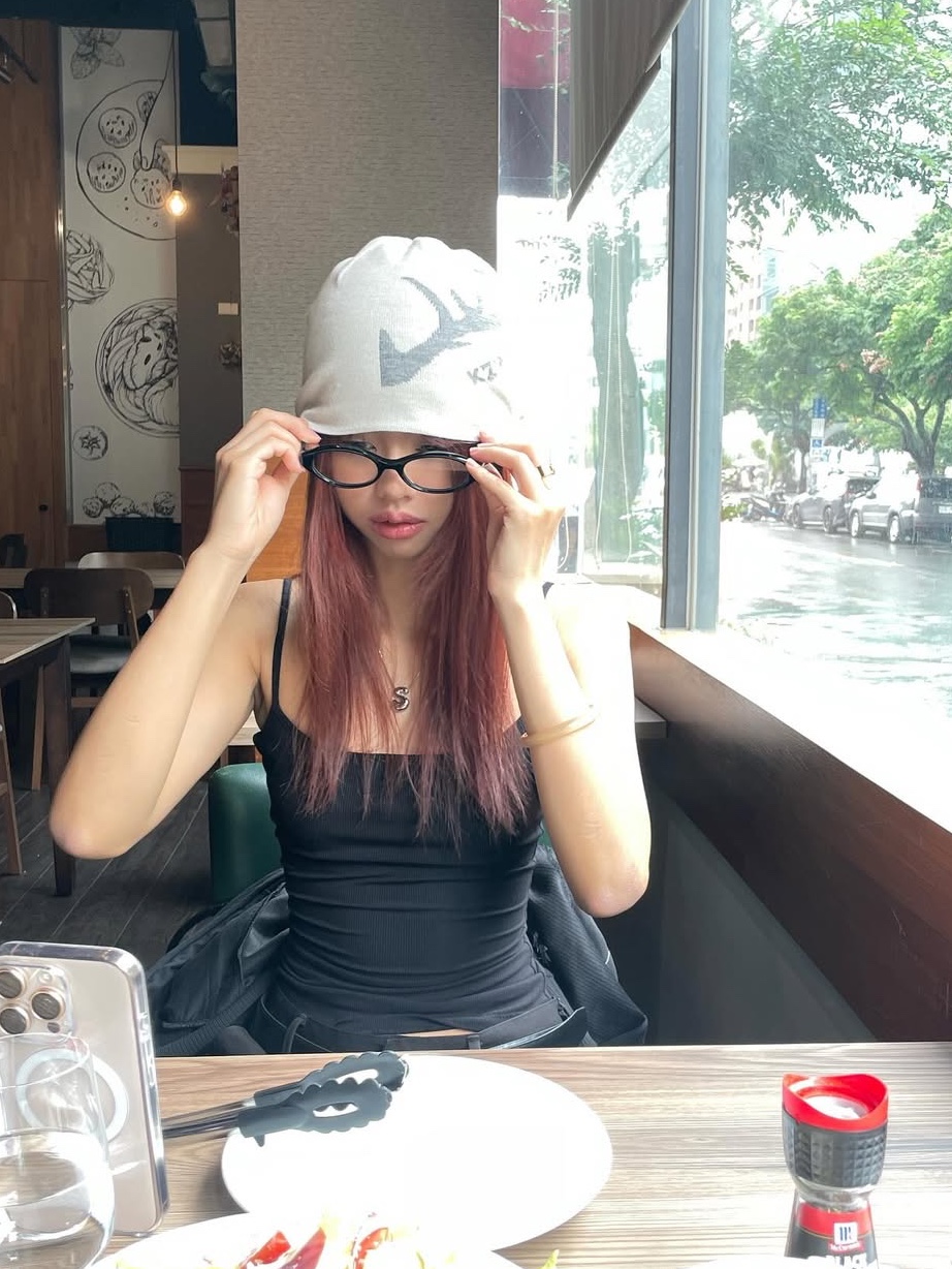 KZM Antler Skull Cap Light Grey 착용 스타일