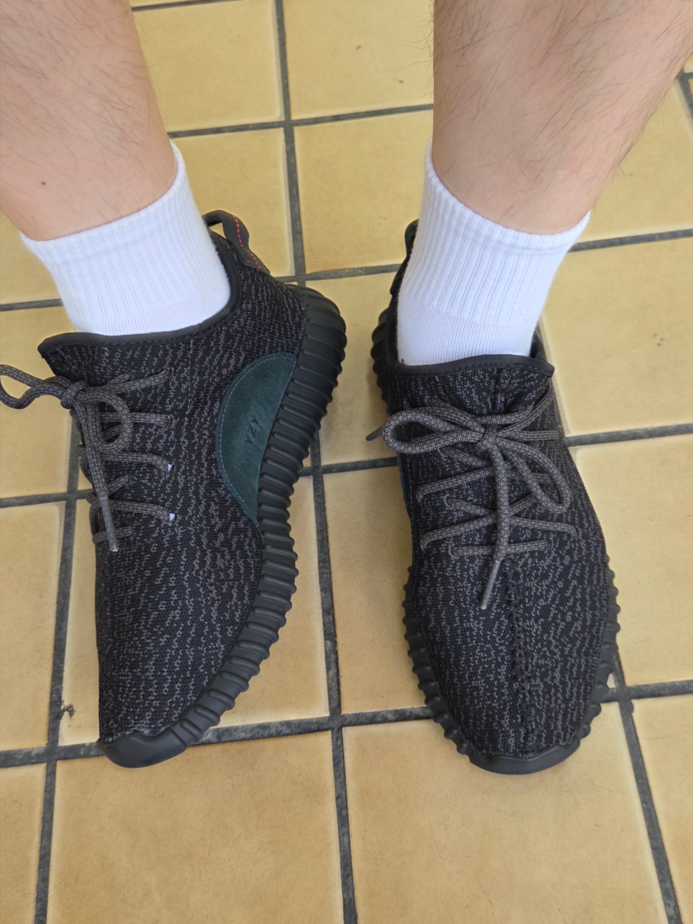 Adidas Yeezy Boost 350 Pirate Black 2023 착용 스타일
