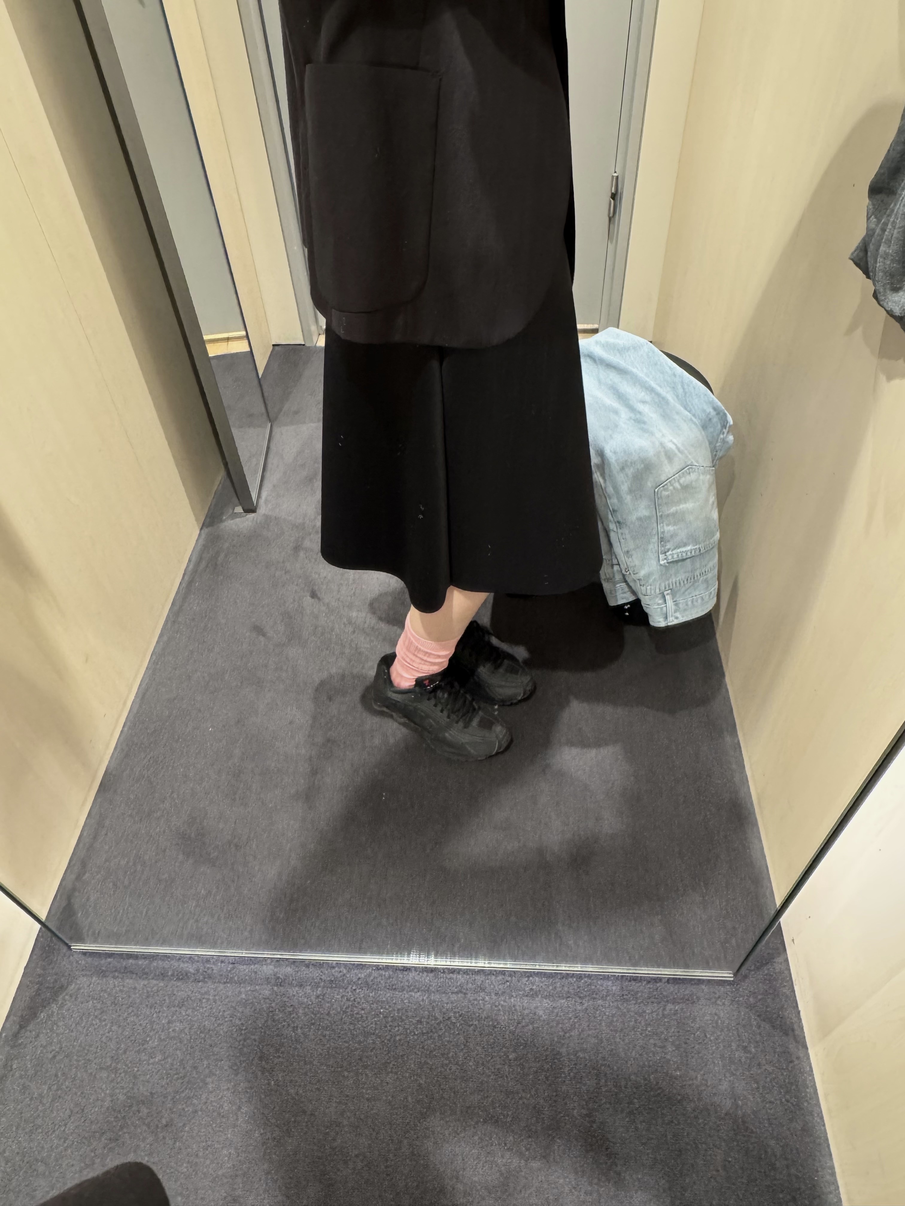 (W) Nike Shox R4 Black, (W) COS Floral Jacquard A-Line Midi Skirt Black 착용 스타일 - 2
