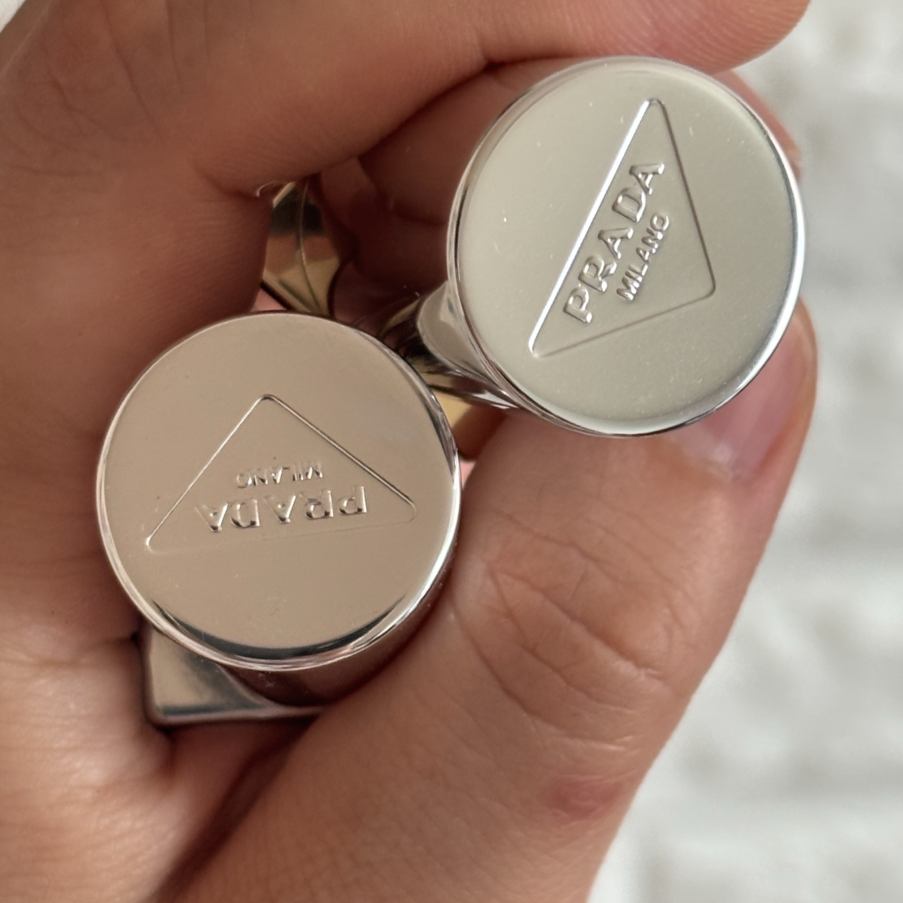 Prada Monochrome Hyper Matte B02 Quartz 착용 스타일 - 1