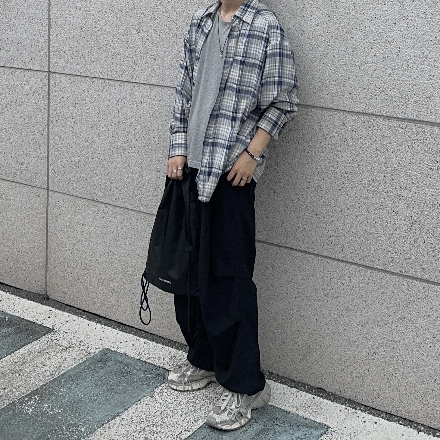 Balenciaga 3XL Sneakers Light Beige 착용 스타일