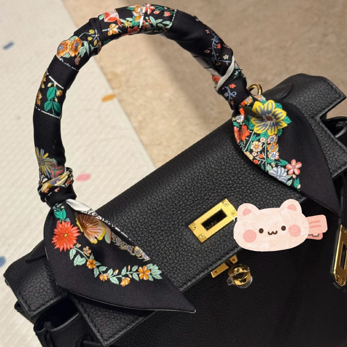 (W) Hermes Brides de Gala en Fleurs Twilly Noir Multicolore Blanc 착용 스타일