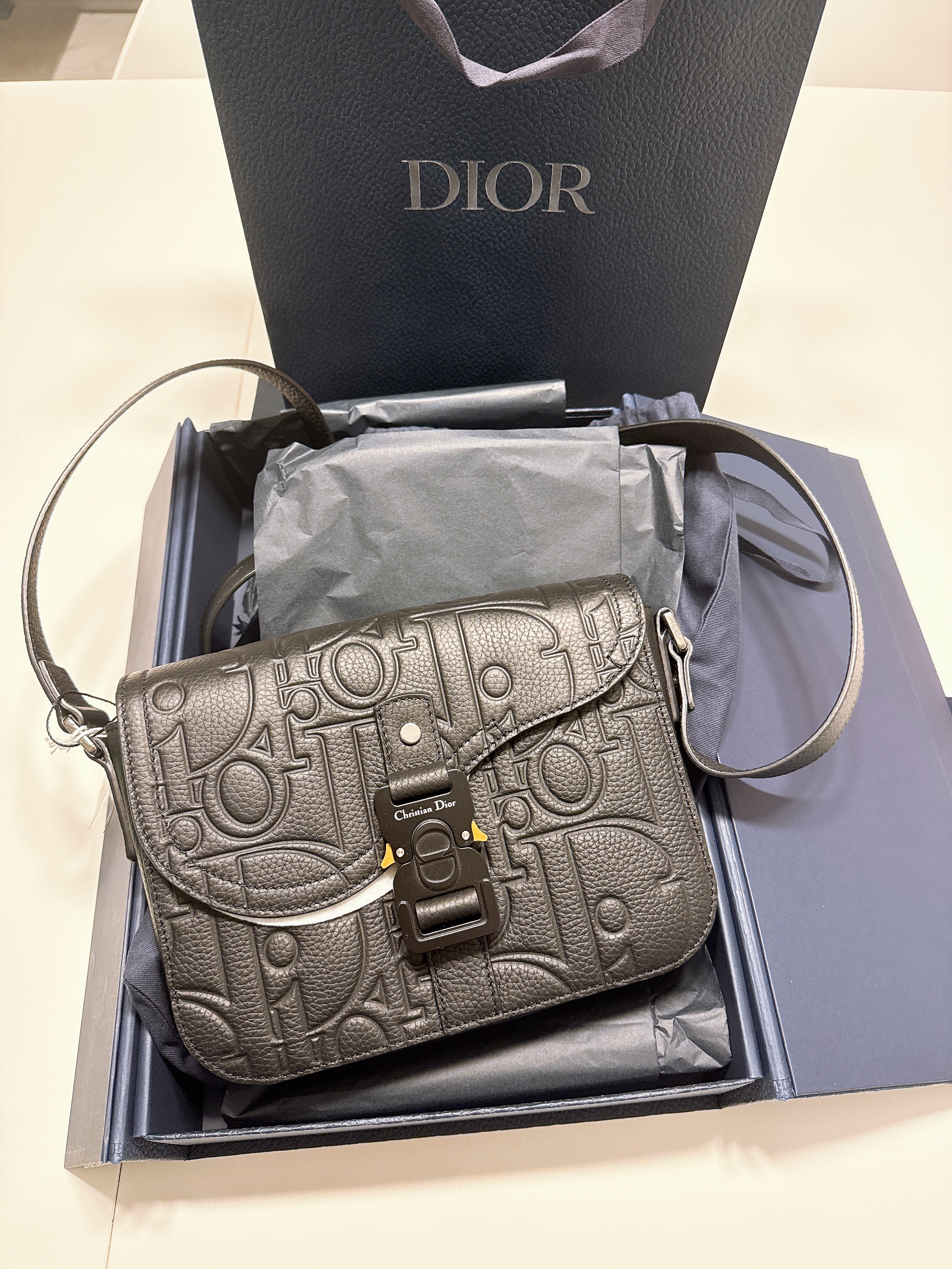 Dior Small Saddle Messenger Bag with Flap Dior Gravity Leather and Grained Calfskin Black 착용 스타일