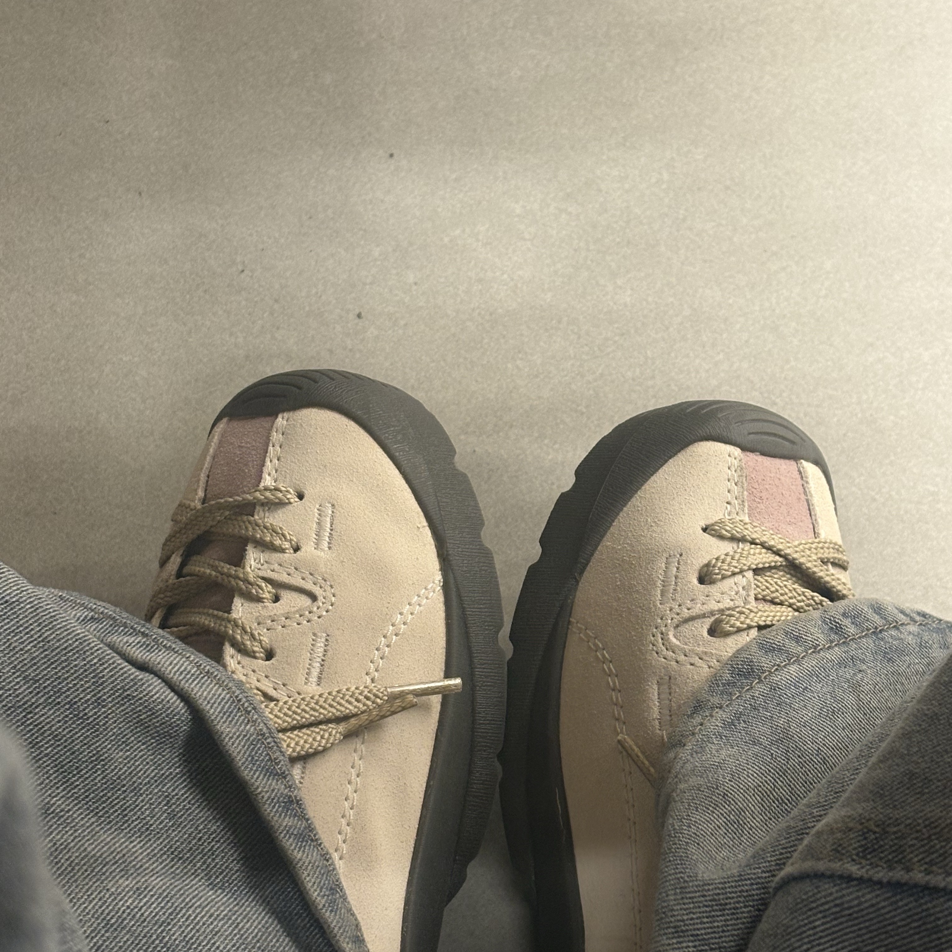 (W) Keen Jasper Suede Sneakers Birch Fawn 착용 스타일