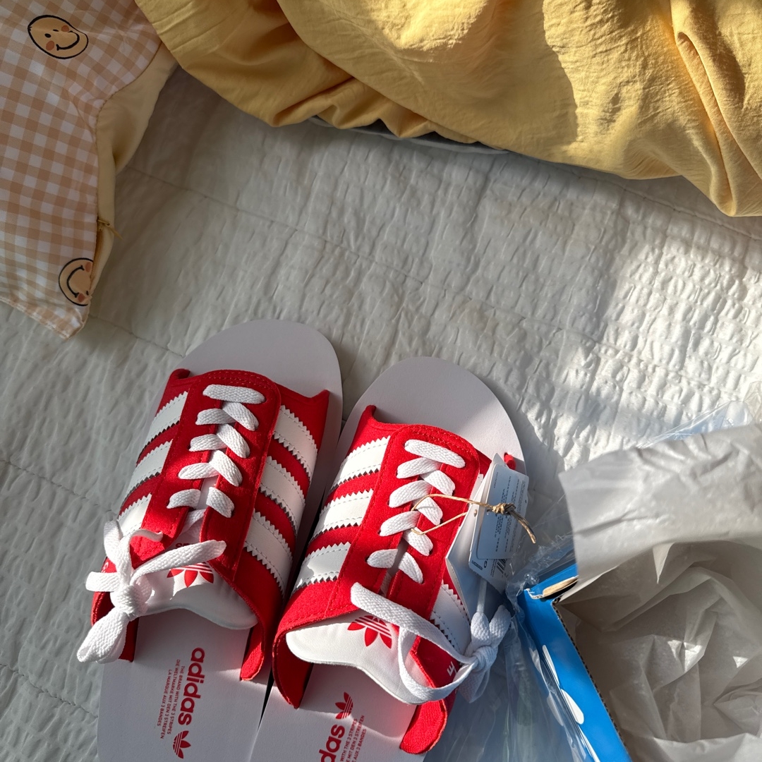 Adidas Gazelle Beach Slides Red White 착용 스타일