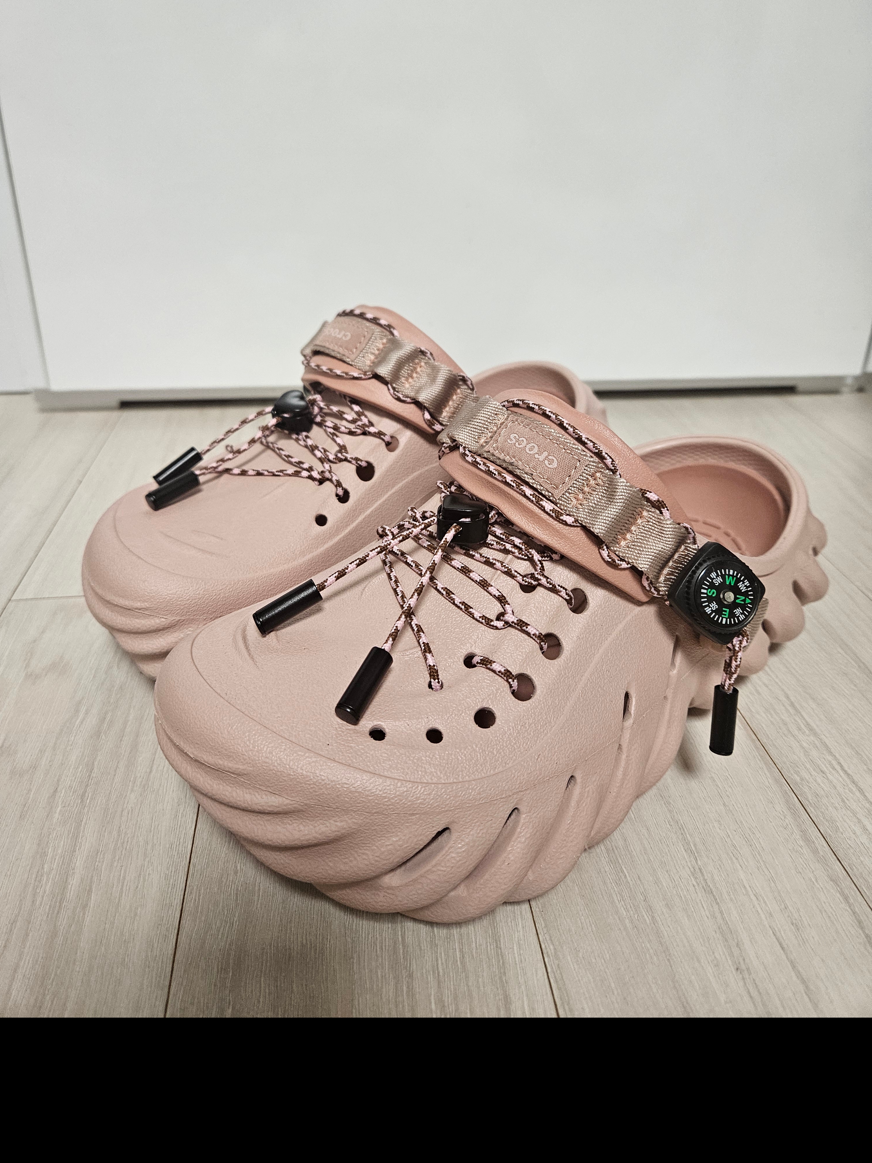 Crocs Echo Clog Pink Clay 착용 스타일 - 2