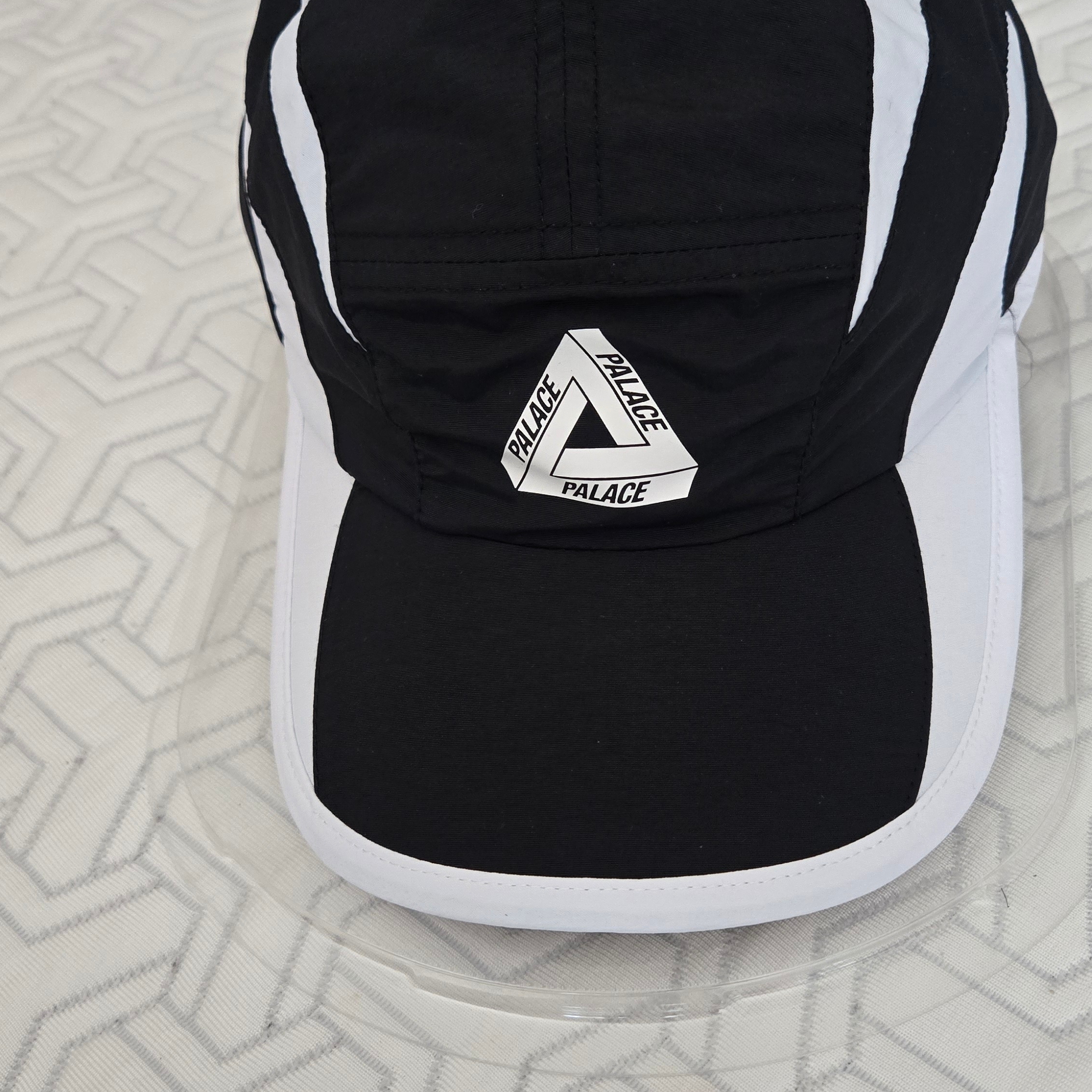 Palace Tri Strike Shell Runner Black - 25SS 착용 스타일 - 3