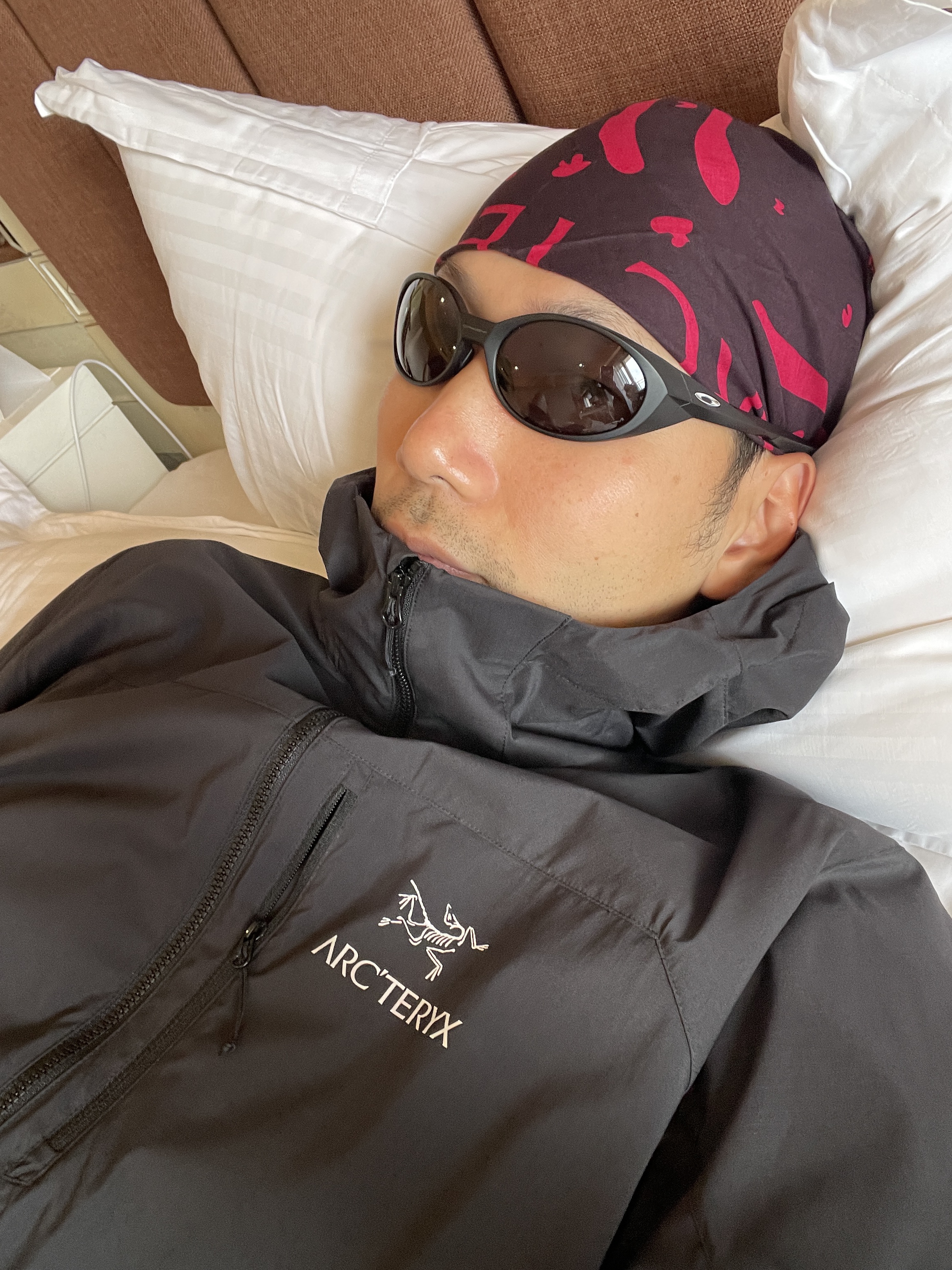 Arc'teryx Squamish Hoody Black, Oakley Eye Jacket Redux Matte Black Frame Prizm Grey Lenses High Bridge Fit 착용 스타일
