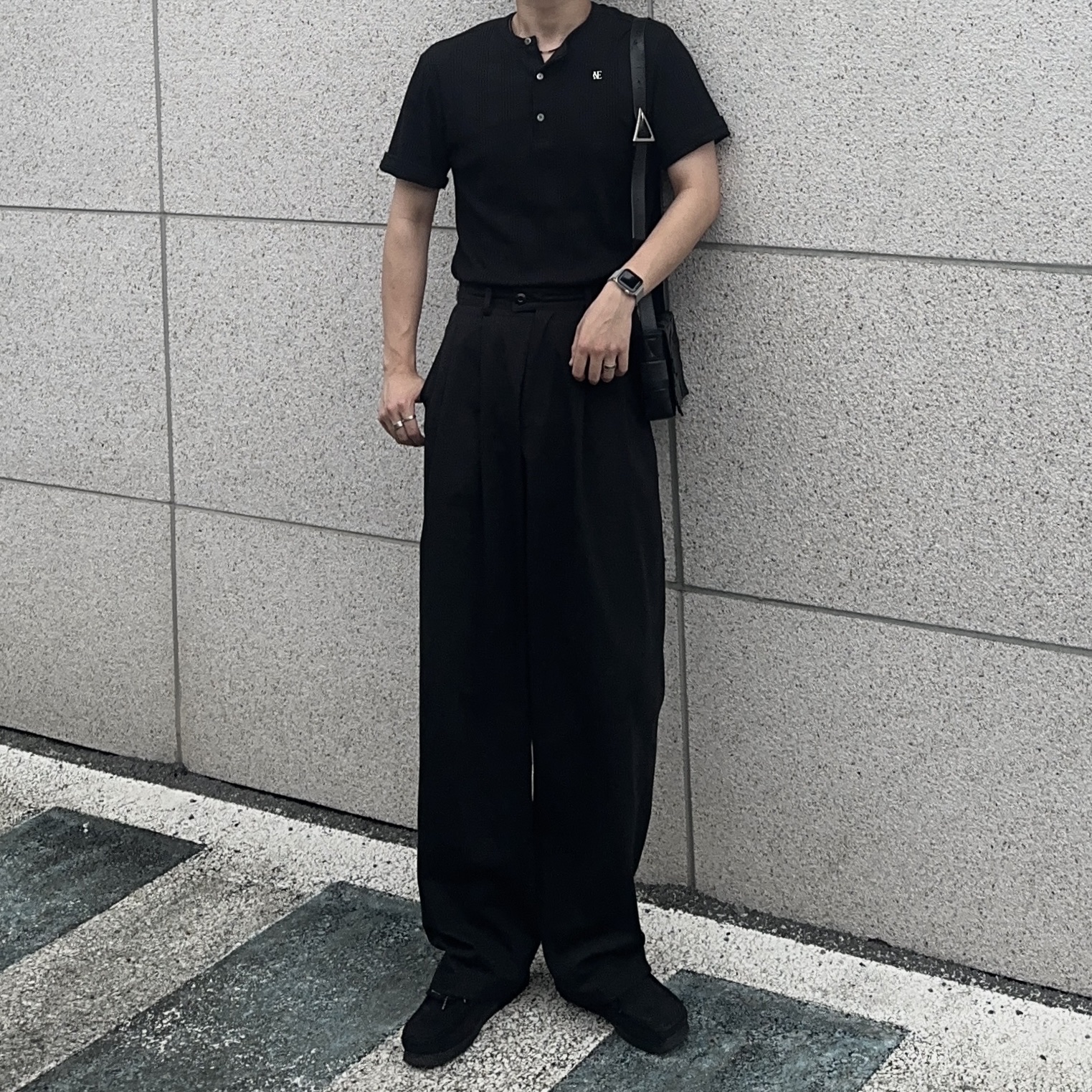 Bottega Veneta Urban Leather Crossbody Cassette Black Silver, Clarks Wallabee Black Suede 착용 스타일