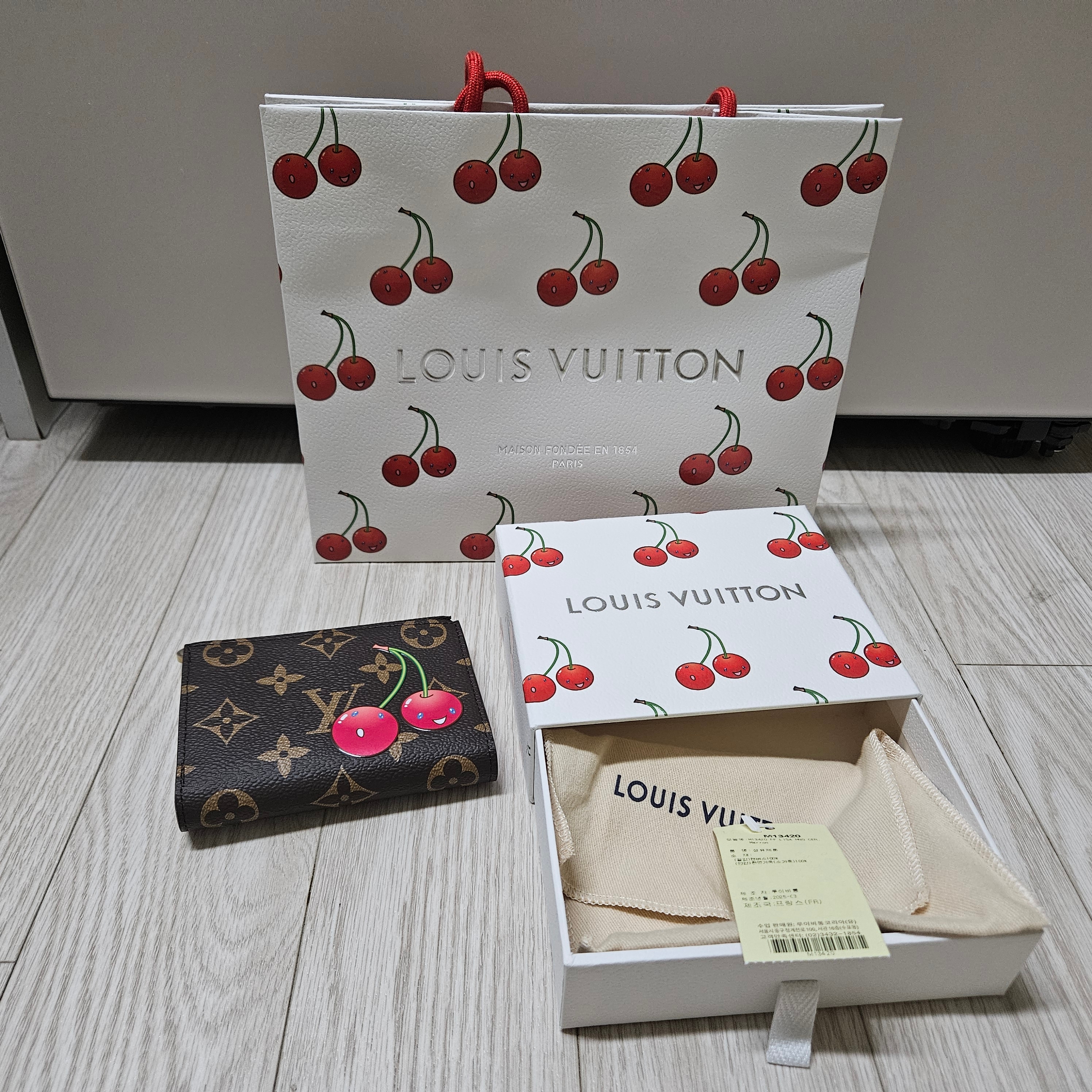 Louis Vuitton x Murakami Takashi Lisa Wallet Monogram 착용 스타일