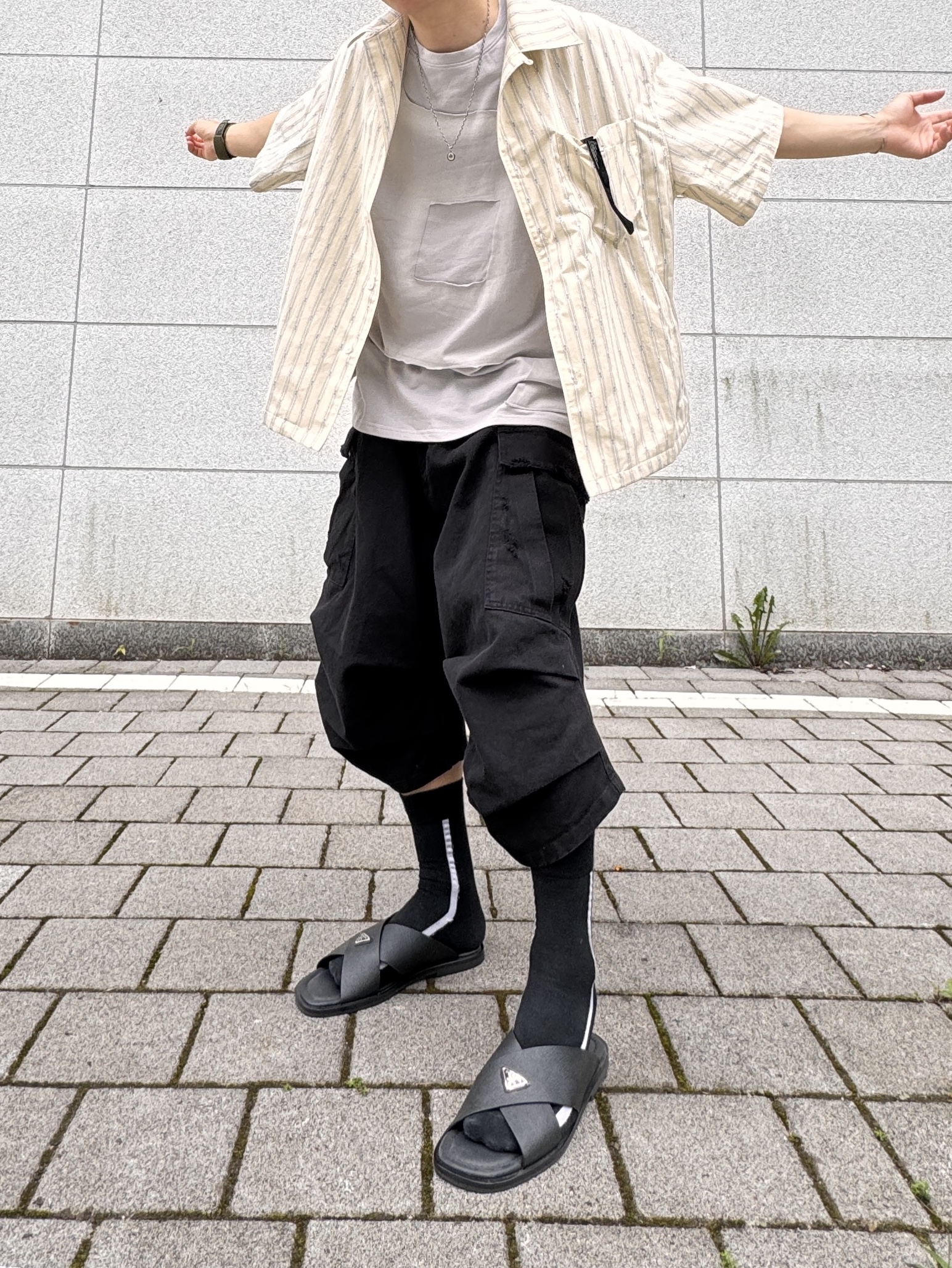 Nonnod Vacation Shirt Yellow Stipe, Nonnod Side Cargo Shorts Vintage Black 착용 스타일 - 1