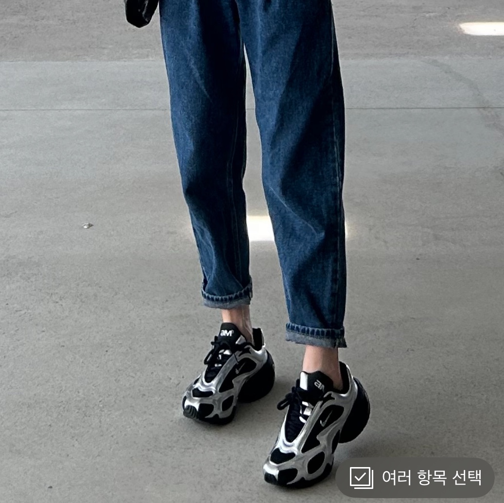 (W) Nike Air Max Muse Black and Metallic Silver 착용 스타일