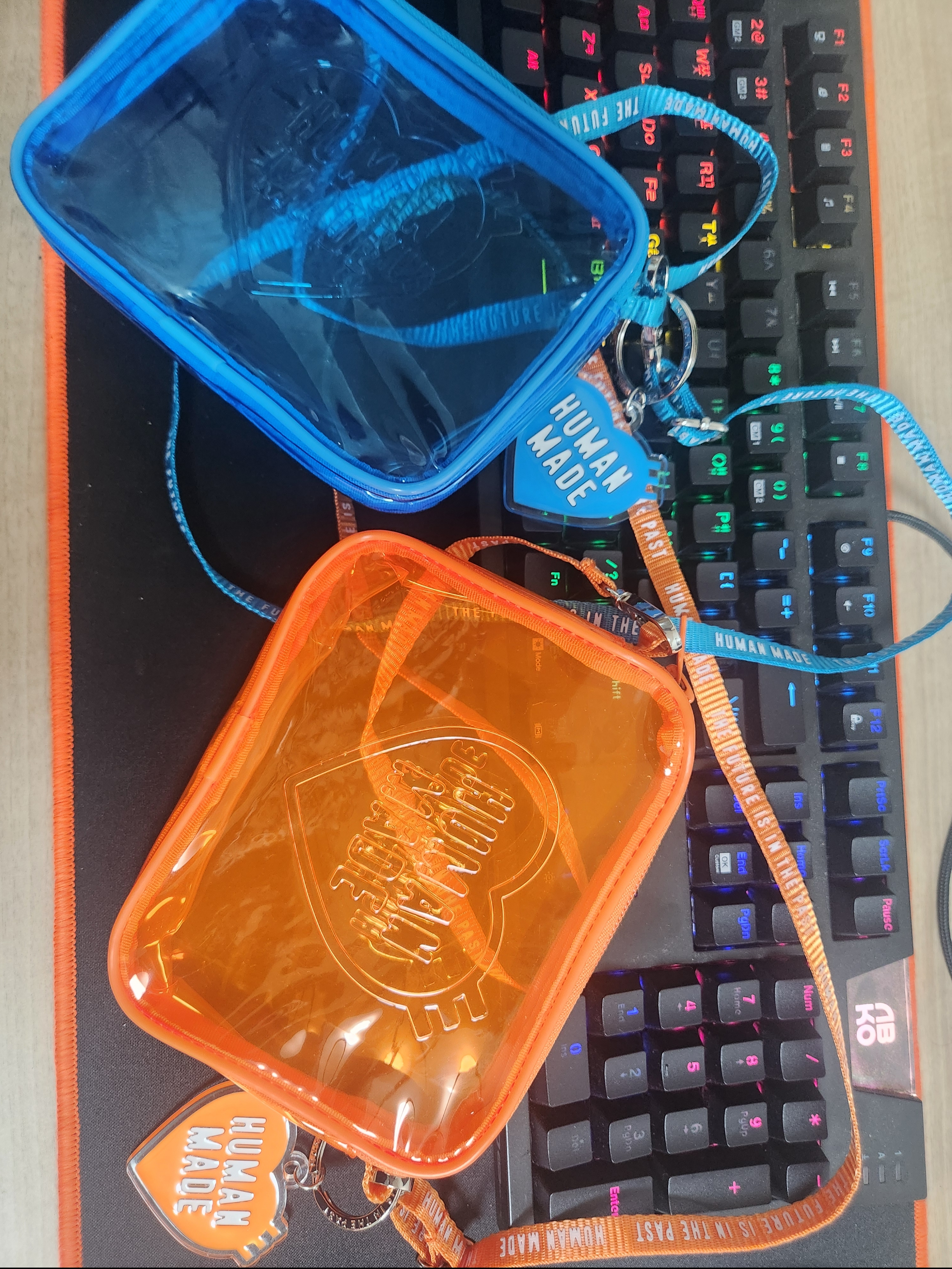 Human Made PVC Pouch Small Blue, Human Made PVC Pouch Small Orange 착용 스타일 - 1