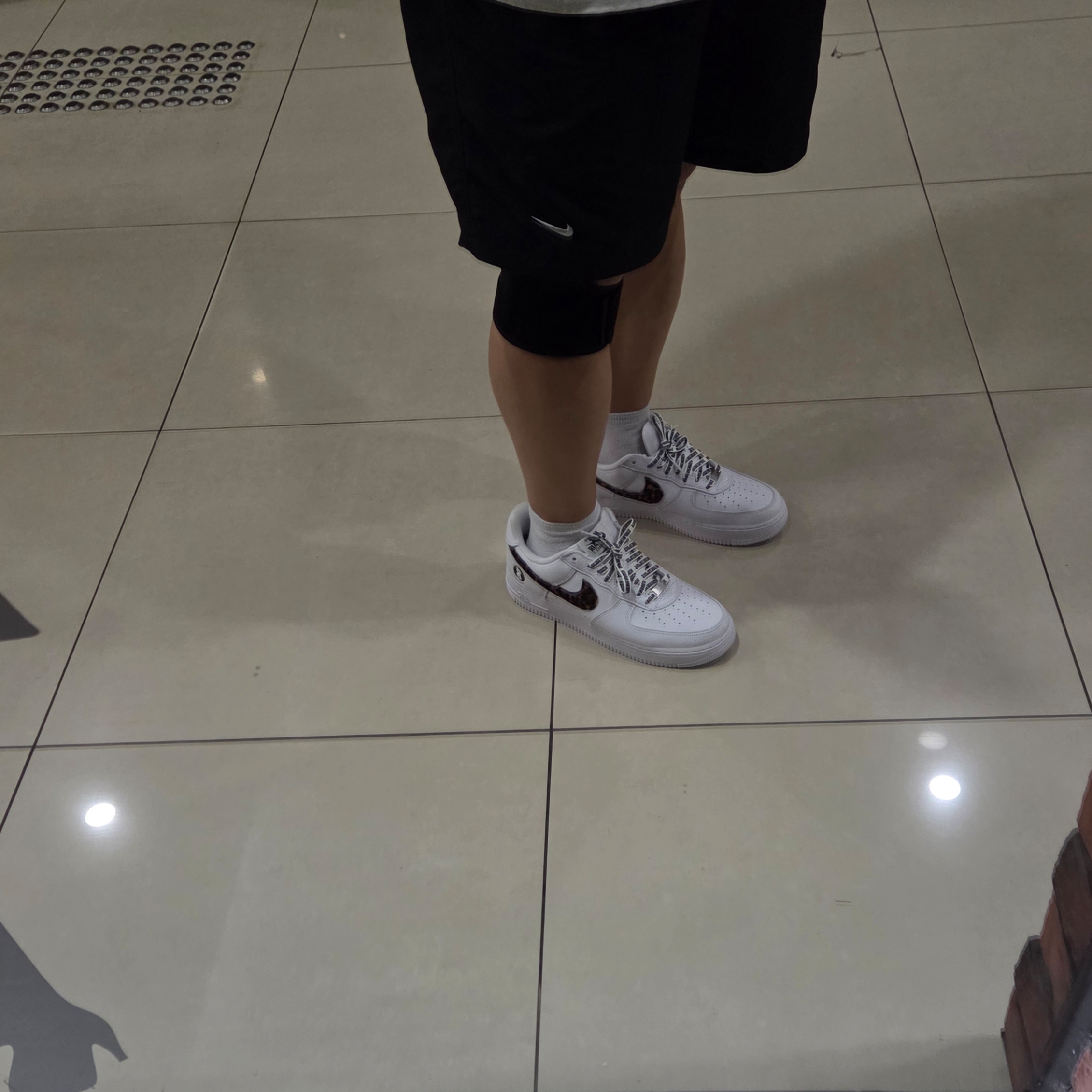 Nike x Supreme x GOODENOUGH Air Force 1 Low White - 25SS, Supreme Bear T-Shirt White - 25SS 착용 스타일 - 2