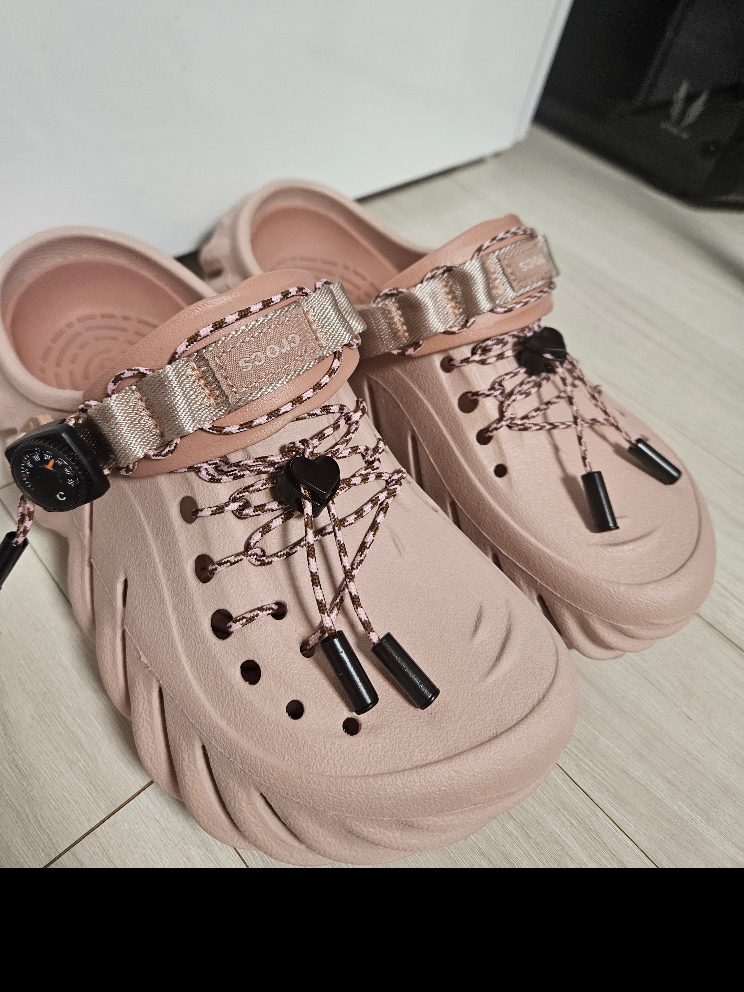 Crocs Echo Clog Pink Clay 착용 스타일 - 1