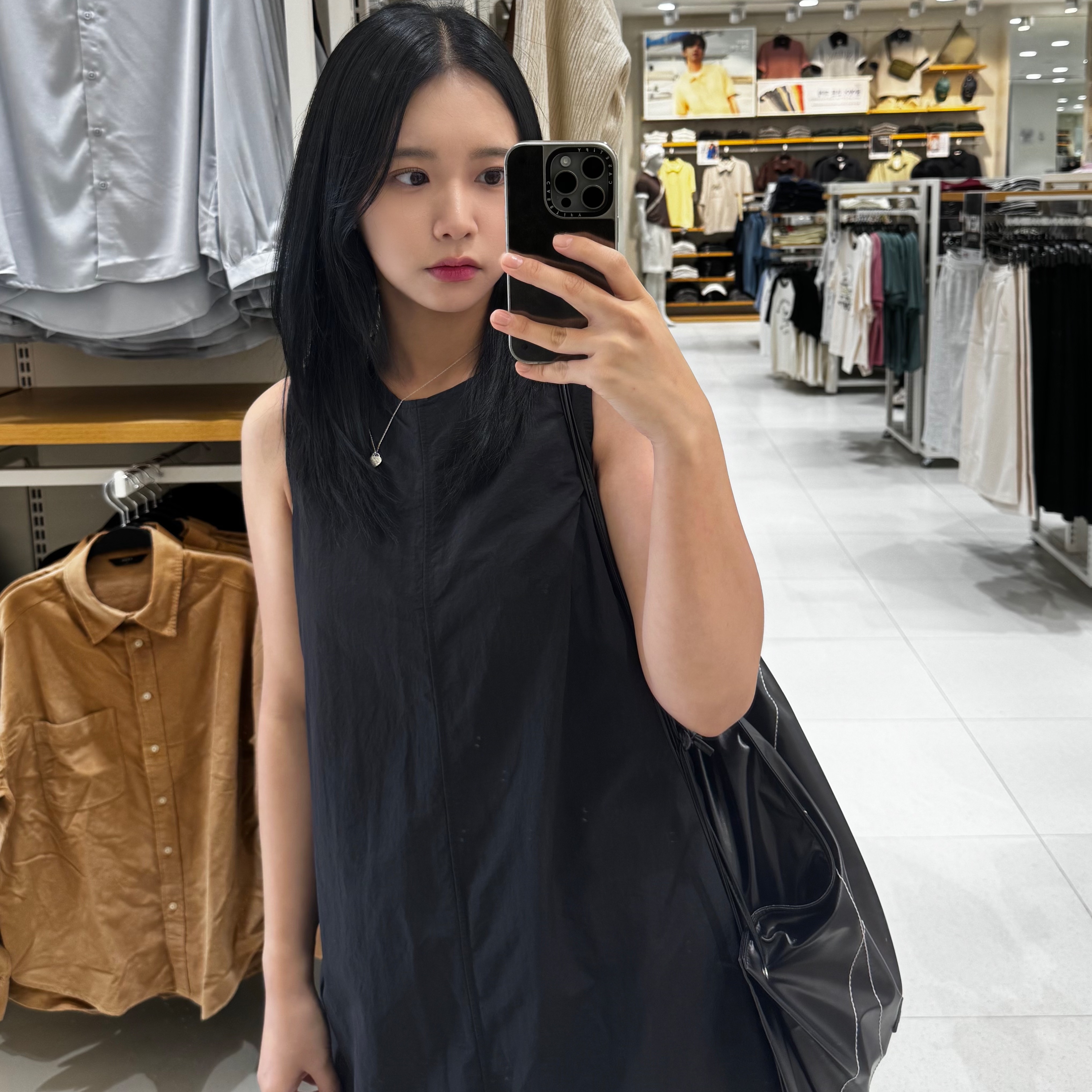 Casetify x Matin Kim iPhone Signature Magsafe Mirror Case Silver, Matin Kim String Coating Backpack Black 착용 스타일