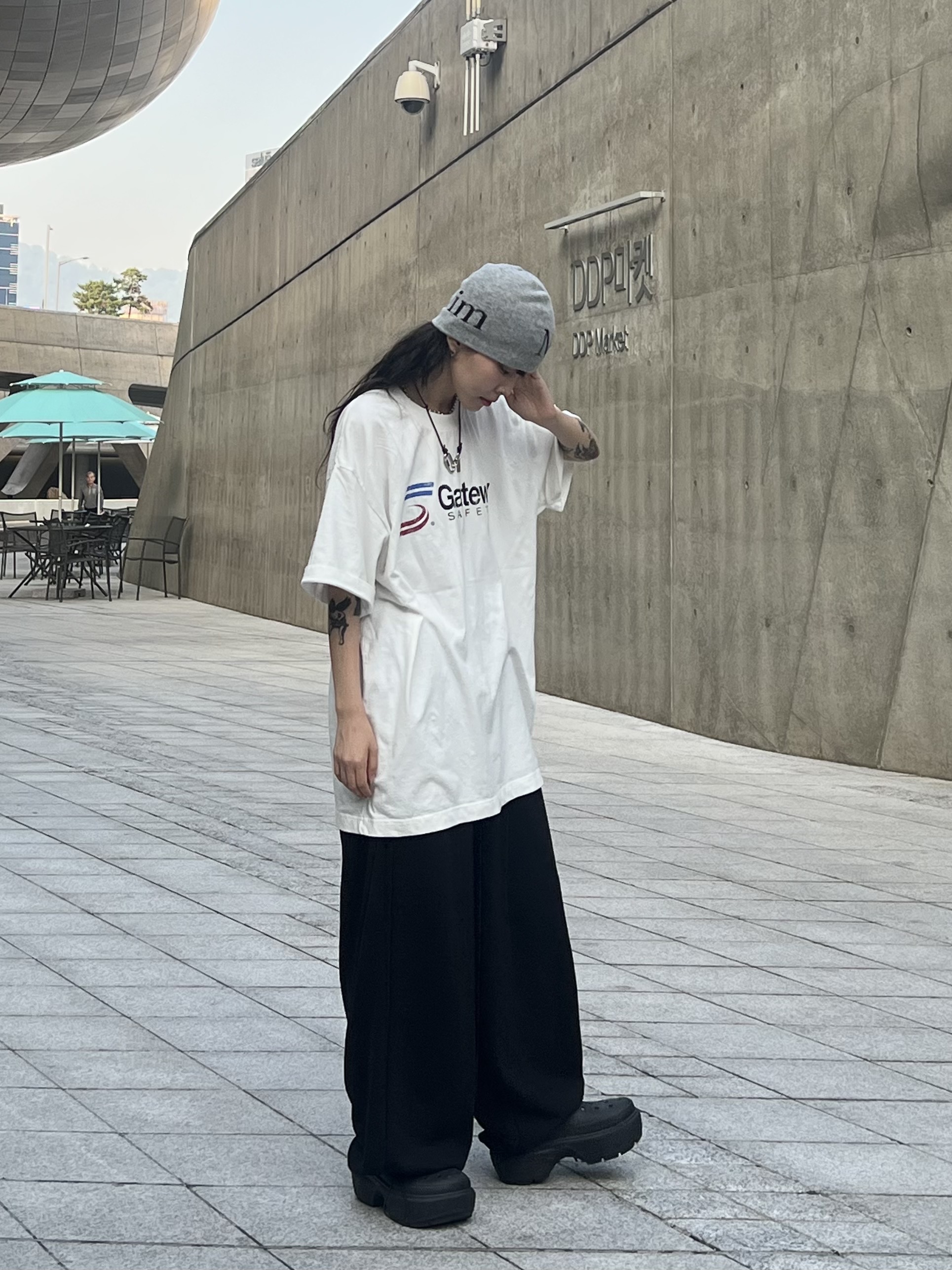 Matin Kim Logo Jacquard Short Beanie Grey, Crocs Stomp Clog Black 착용 스타일 - 3