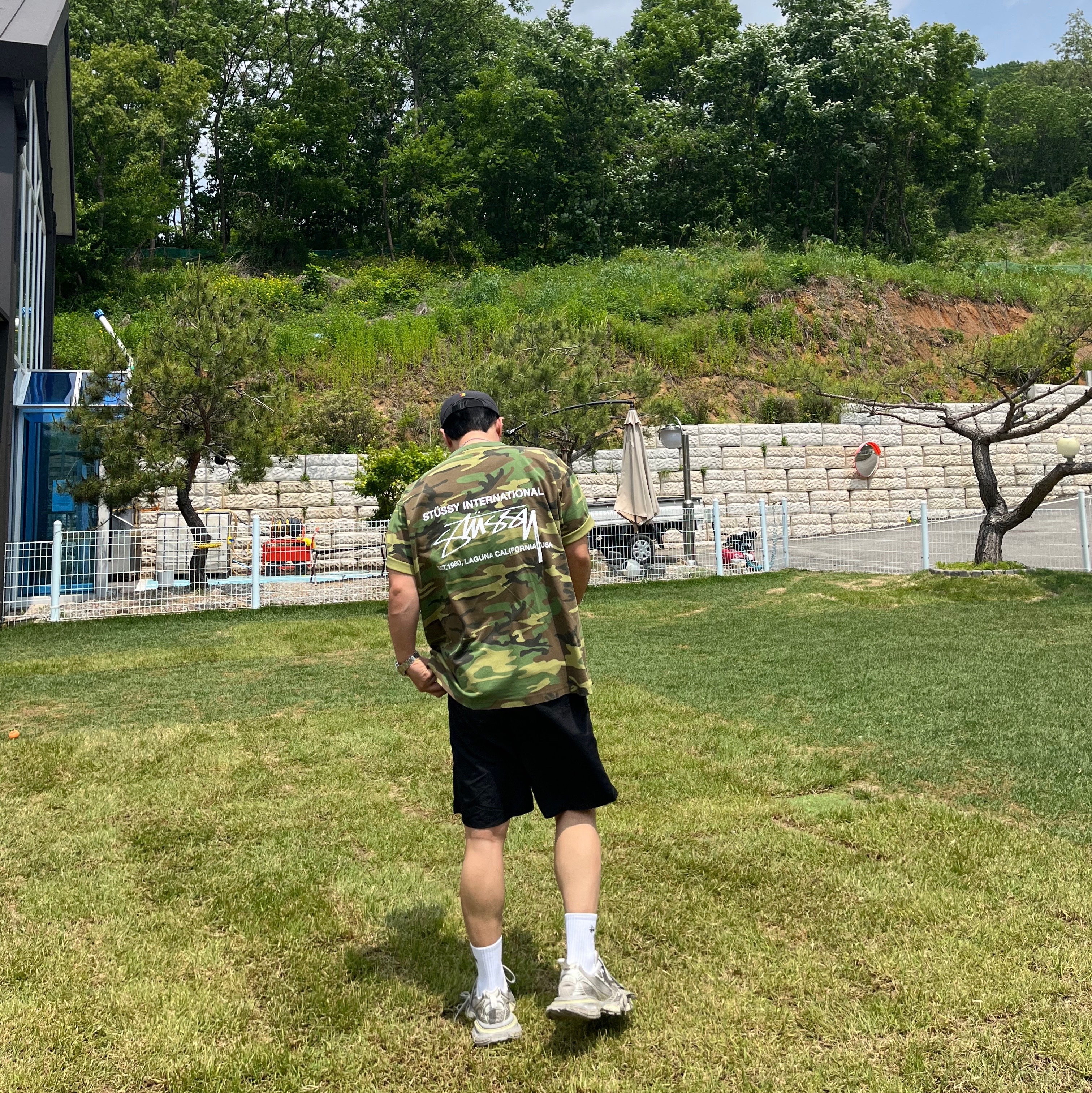 Stussy Smooth International T-Shirt Camo, Balenciaga 3XL Sneakers Light Beige 착용 스타일