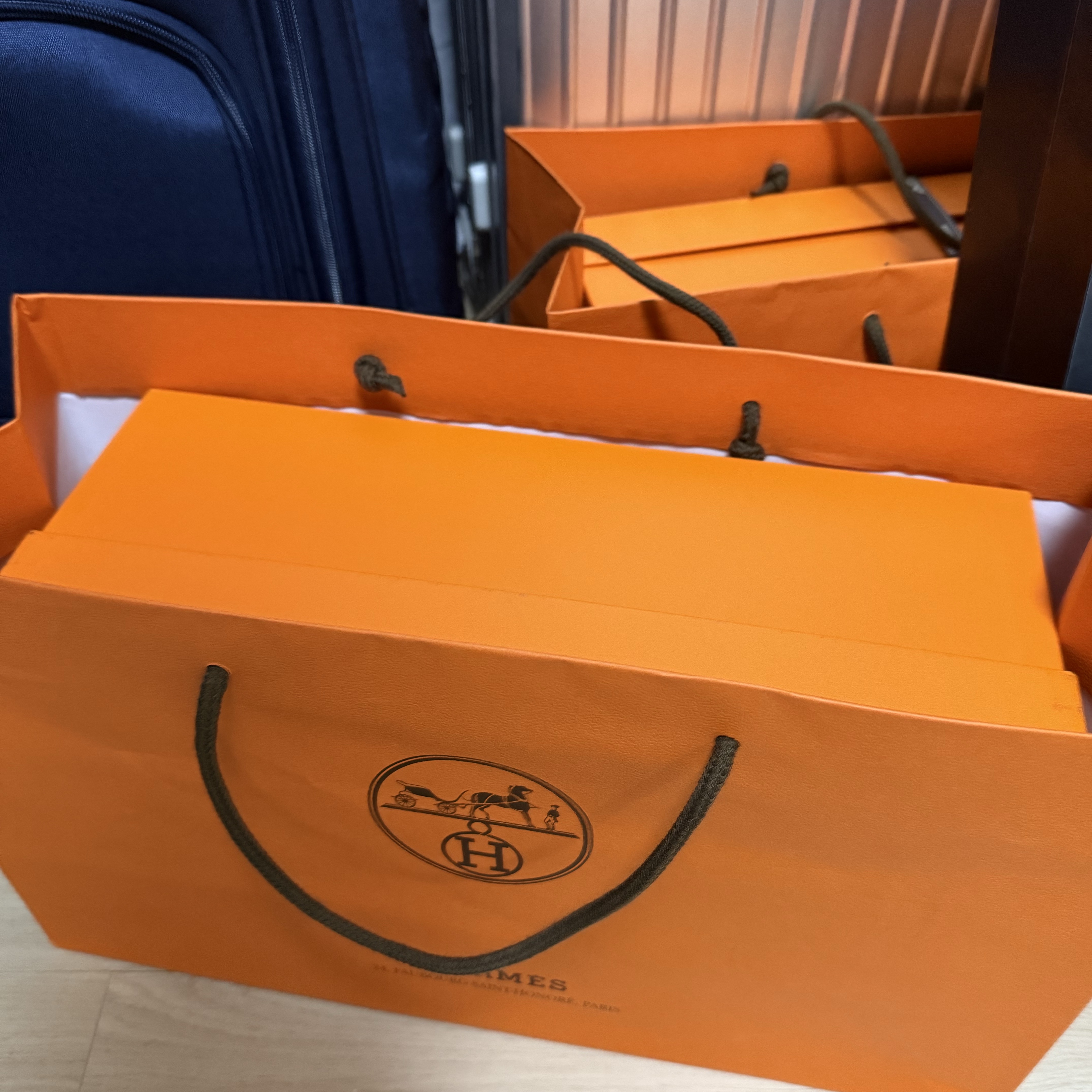 Hermes Bouncing Sneakers Calfskin Suede Goatskin & Blanc 착용 스타일