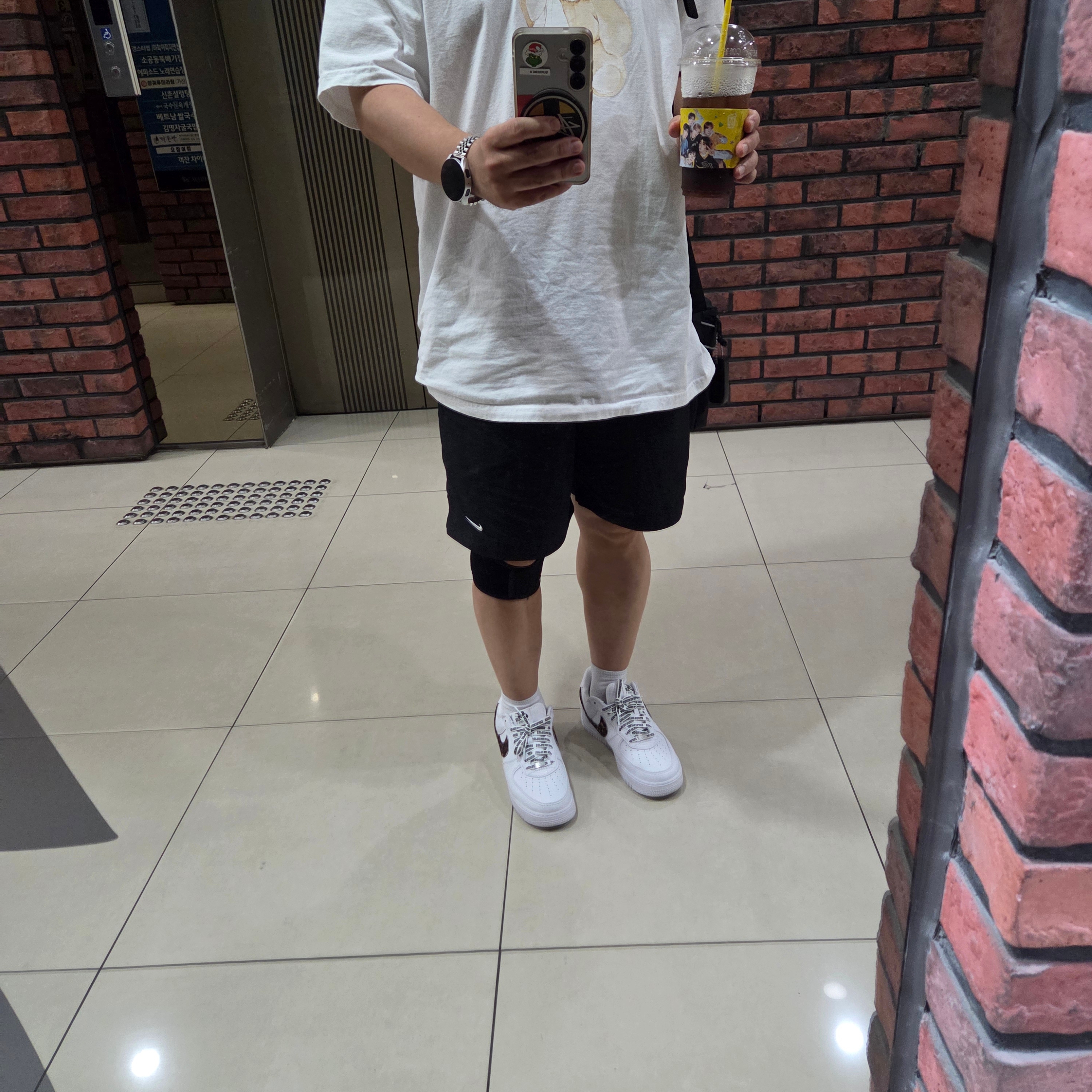 Nike x Supreme x GOODENOUGH Air Force 1 Low White - 25SS, Supreme Bear T-Shirt White - 25SS 착용 스타일 - 3