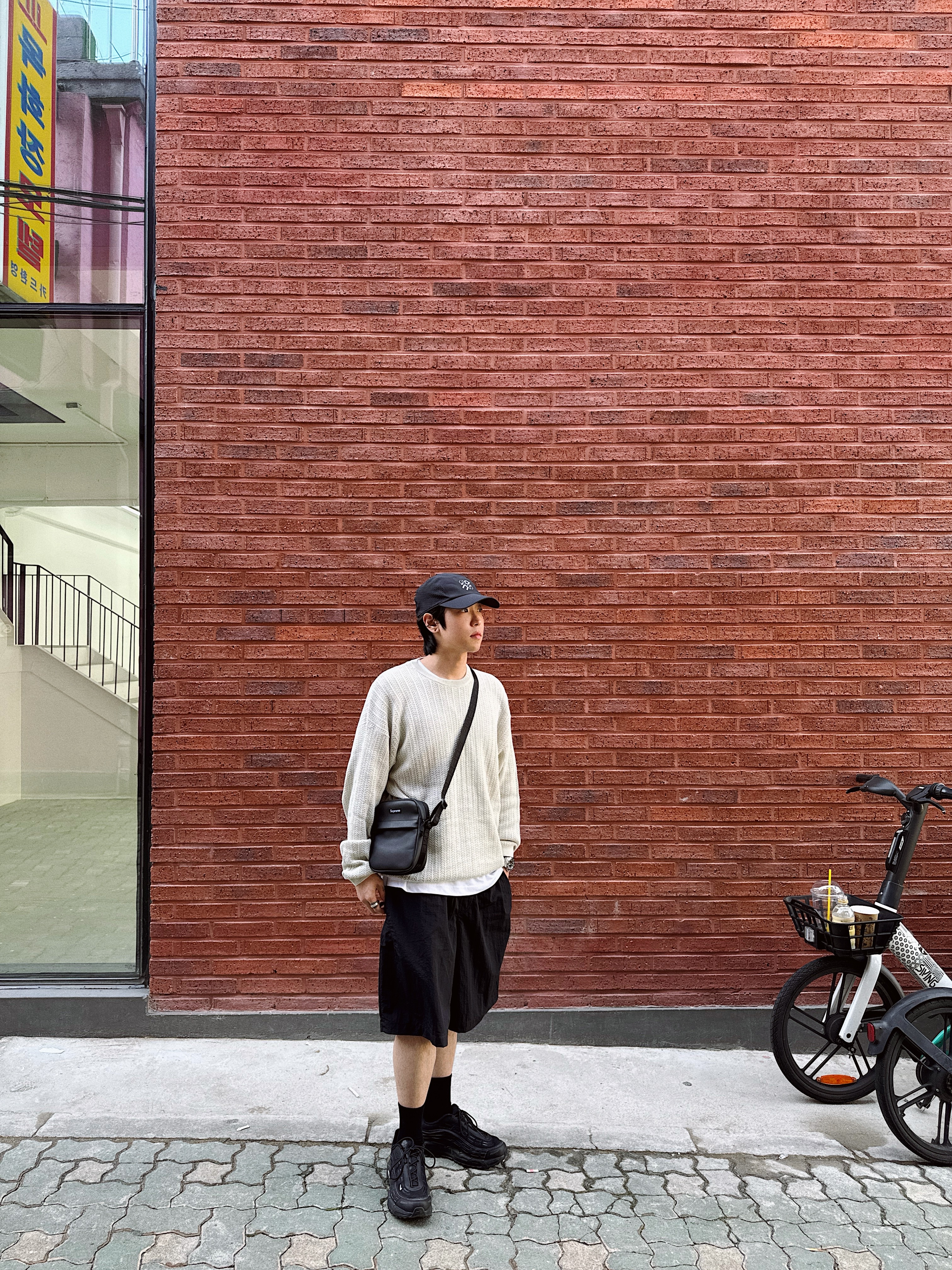 Loewe x On Running Lightweight Cap Black, Supreme Leather Shoulder Bag Black - 23FW 착용 스타일 - 5