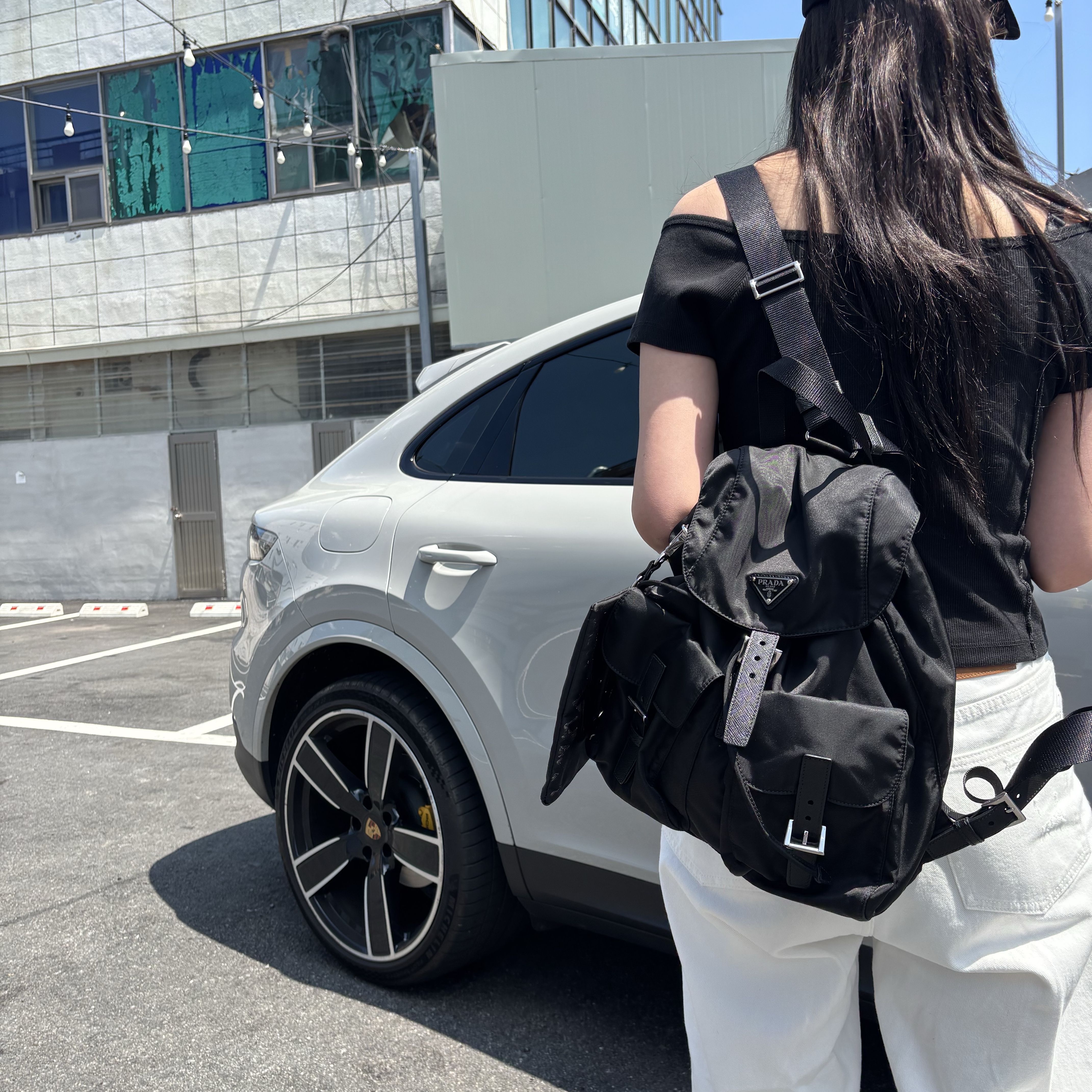 Prada Re-Nylon Medium Backpack Black 착용 스타일
