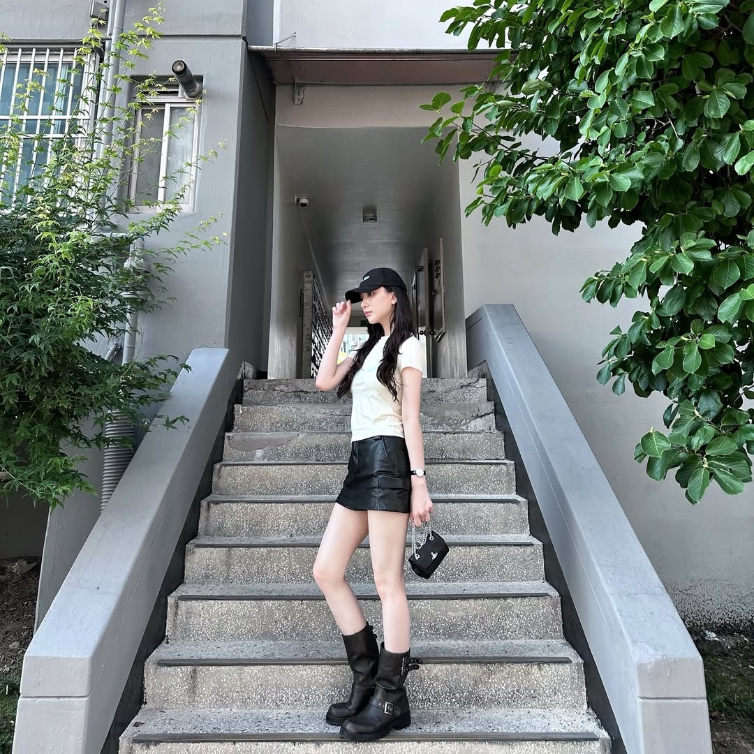 THIS IS FINE Cropped Signature Tee Cream, THIS IS FINE Signature Ball Cap Black 착용 스타일 - 5