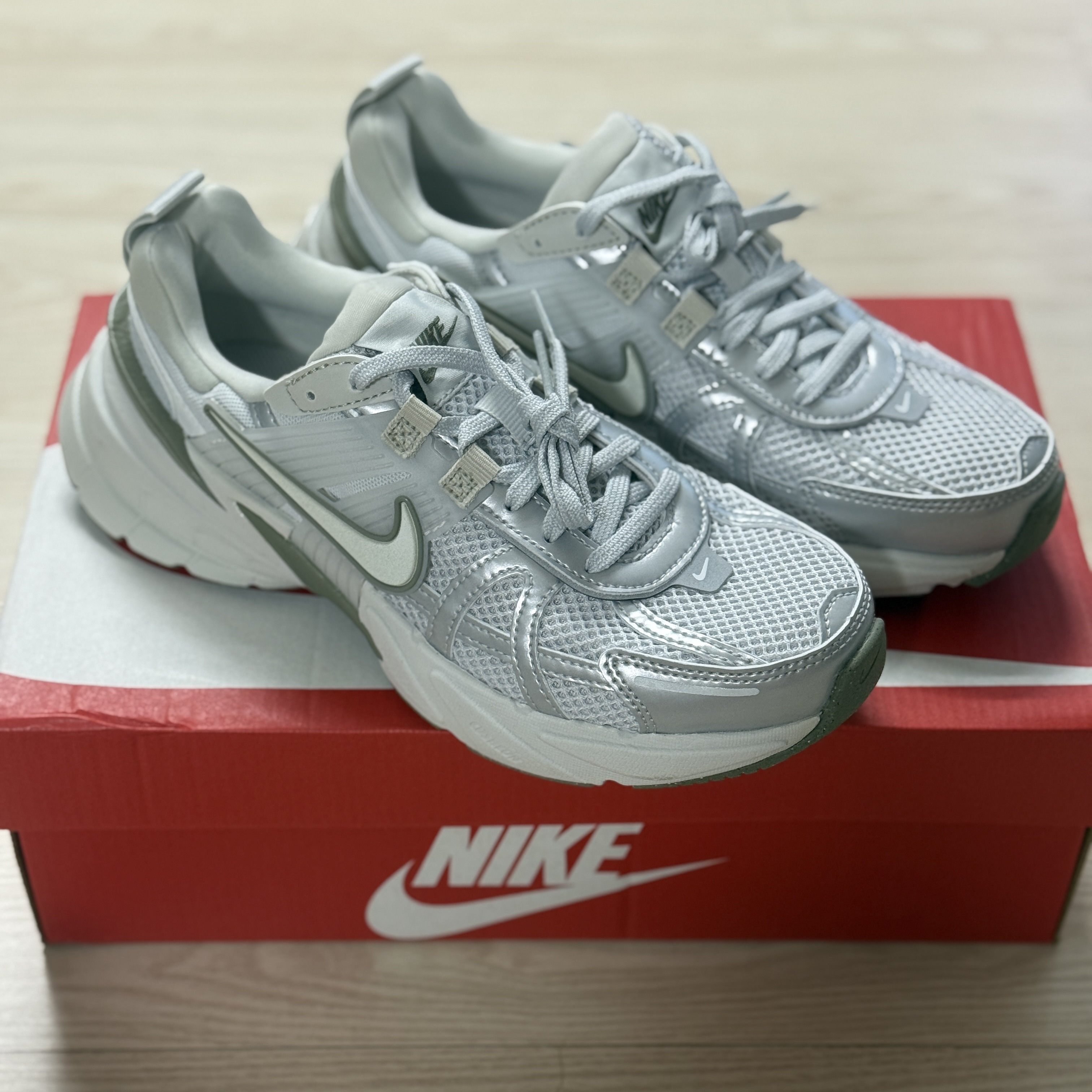 (W) Nike V2K Run Photon Dust Summit White 착용 스타일 - 2