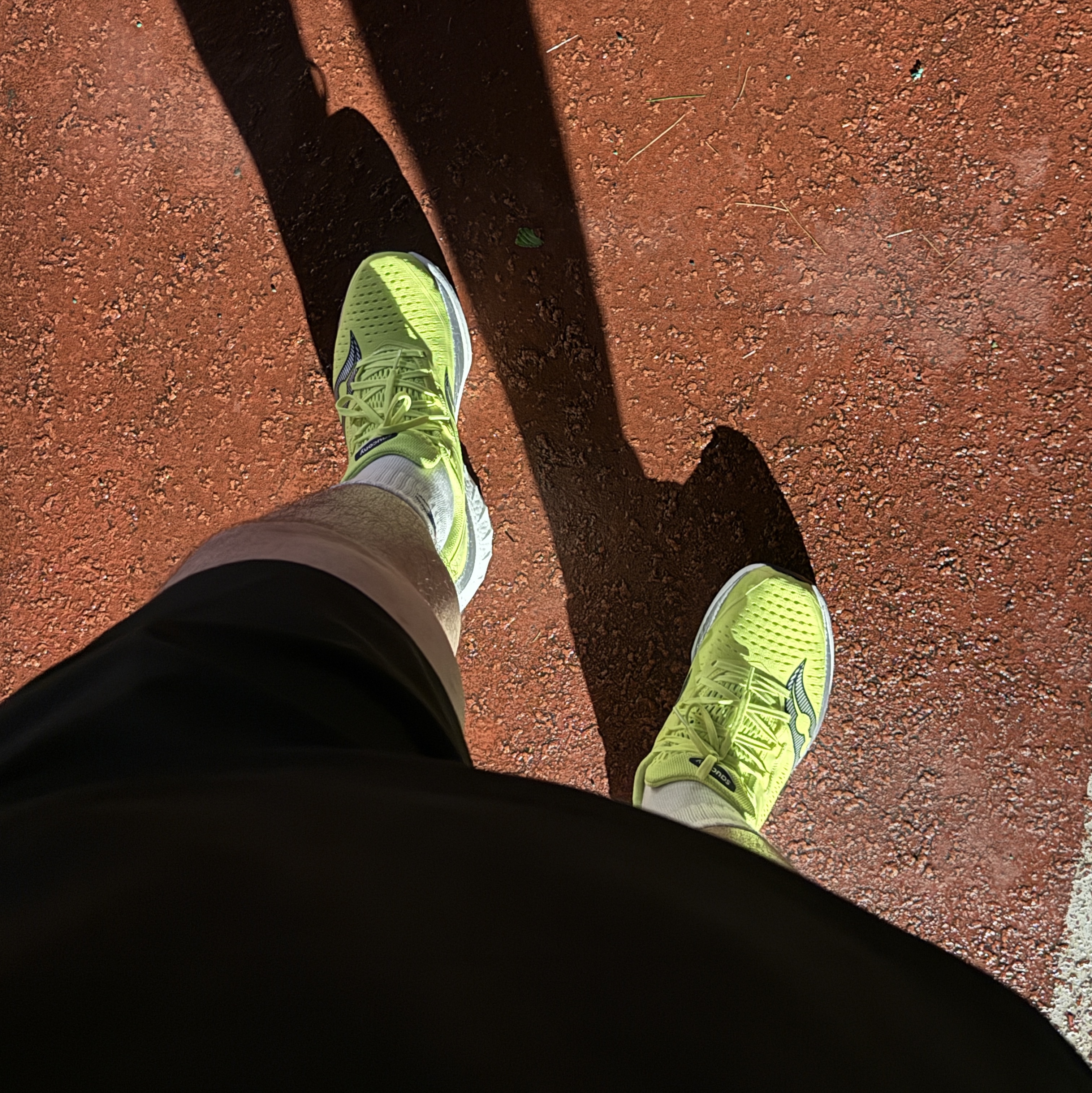 Saucony Endorphin Speed 4 Citron Navy 착용 스타일 - 1