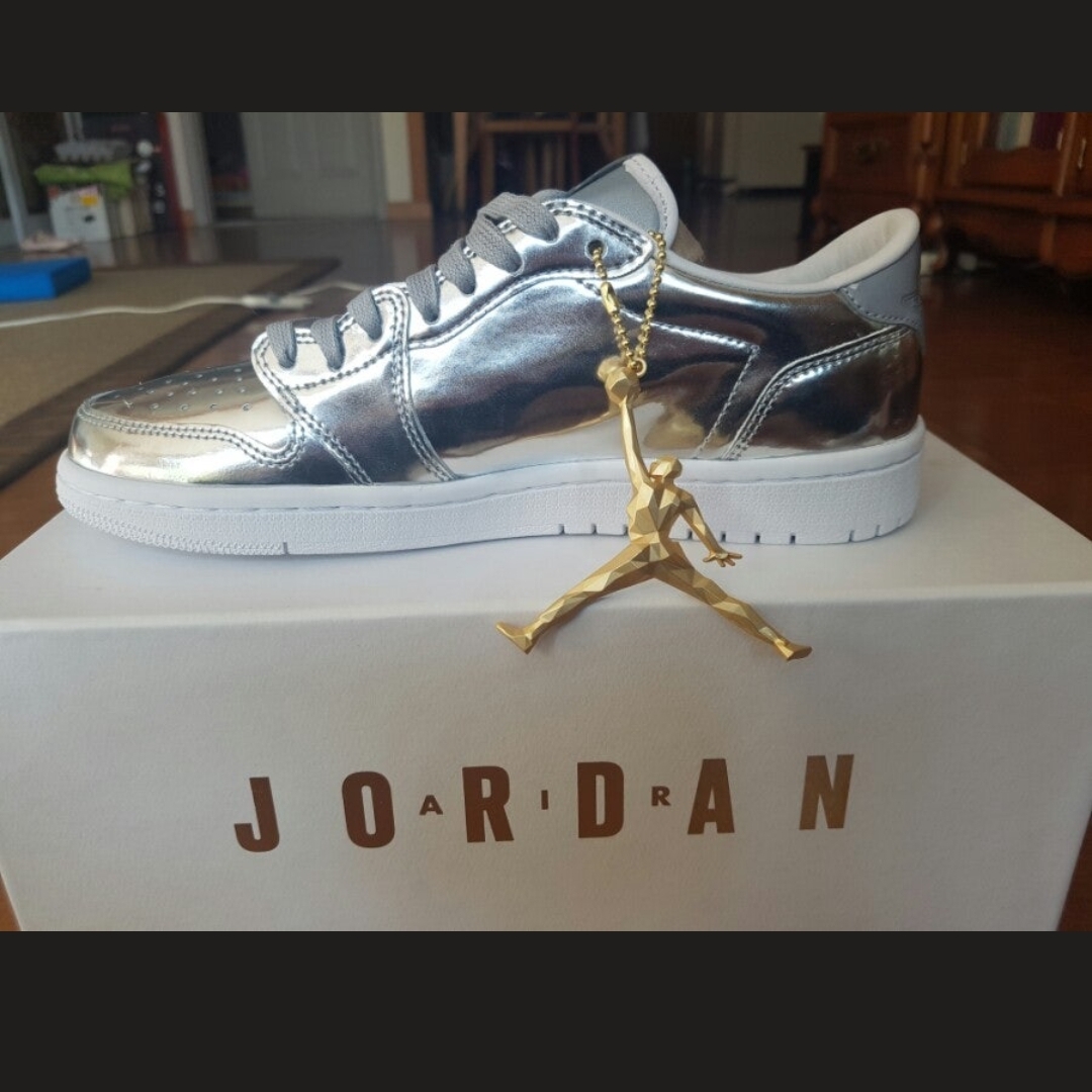 Jordan 1 Retro Low Pinnacle Metallic Silver 착용 스타일 - 1