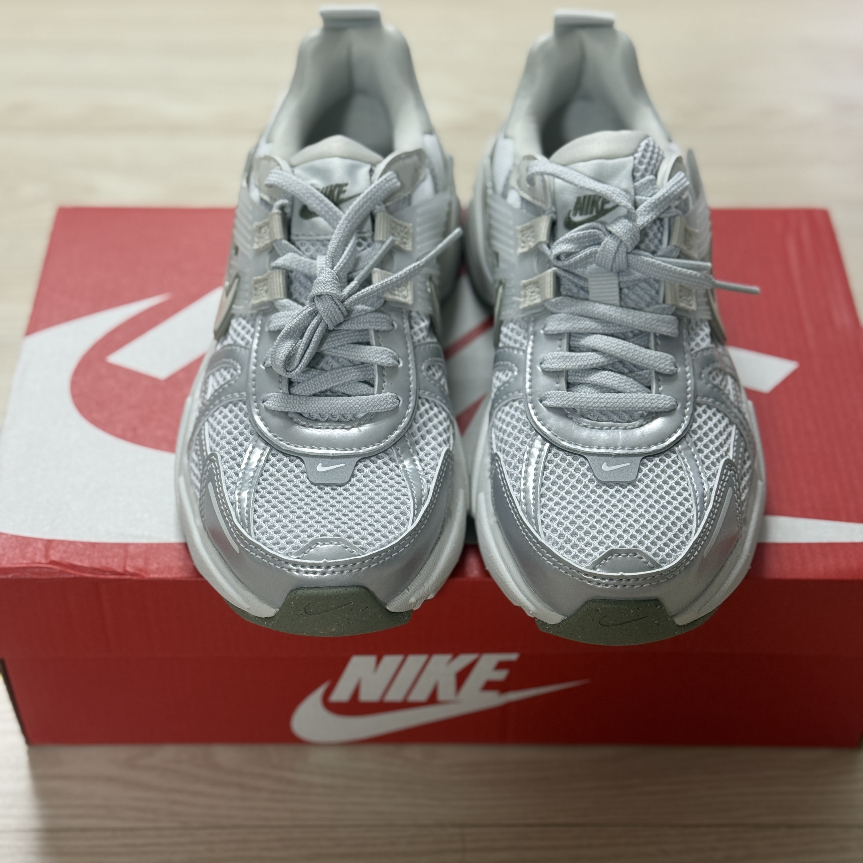 (W) Nike V2K Run Photon Dust Summit White 착용 스타일 - 5