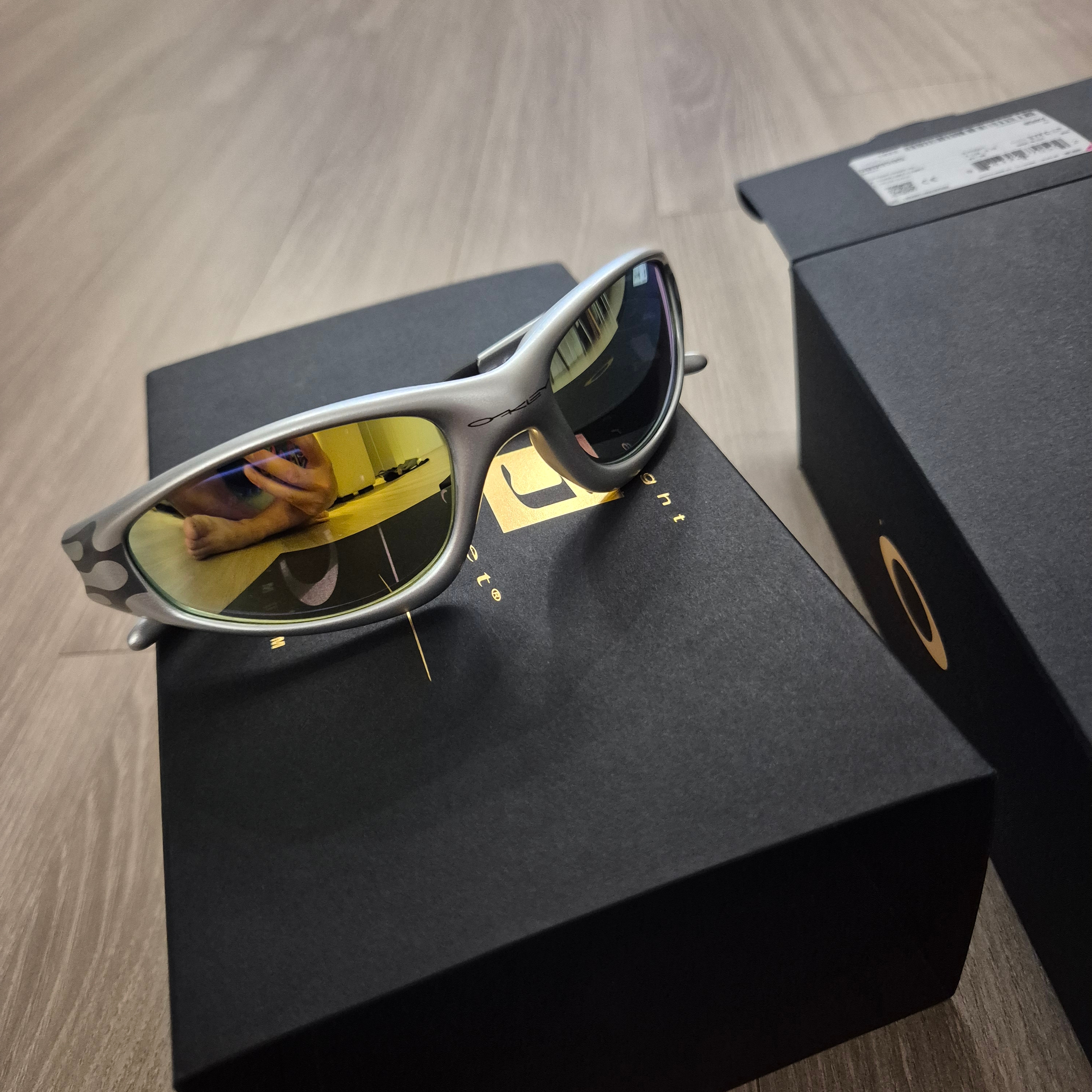 Oakley MUZM Straight Jacket 99 X-Silver Flames Prizm Black 착용 스타일 - 2