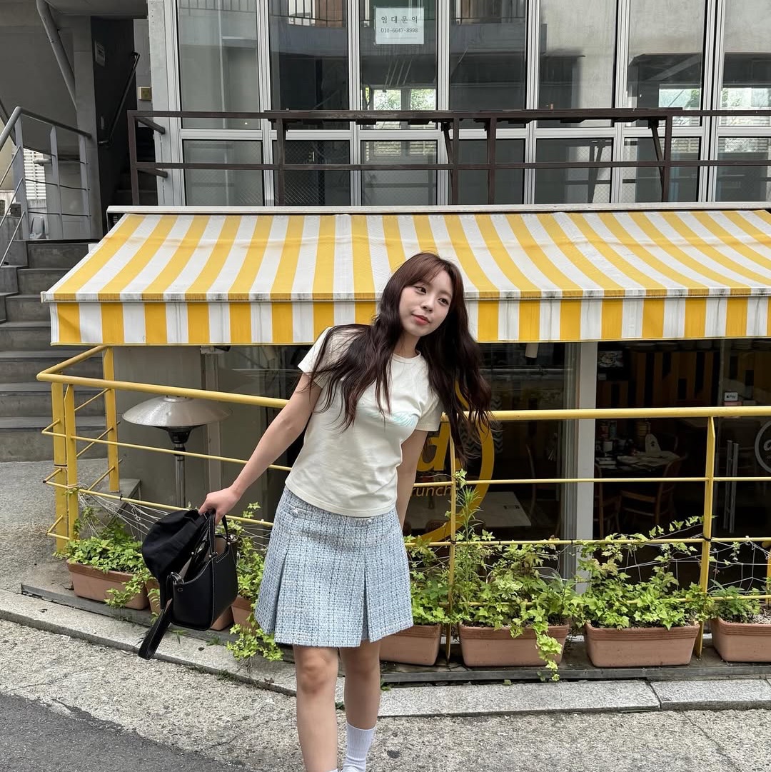 THIS IS FINE Cropped Signature Tee Cream, THIS IS FINE Signature Ball Cap Black 착용 스타일 - 1