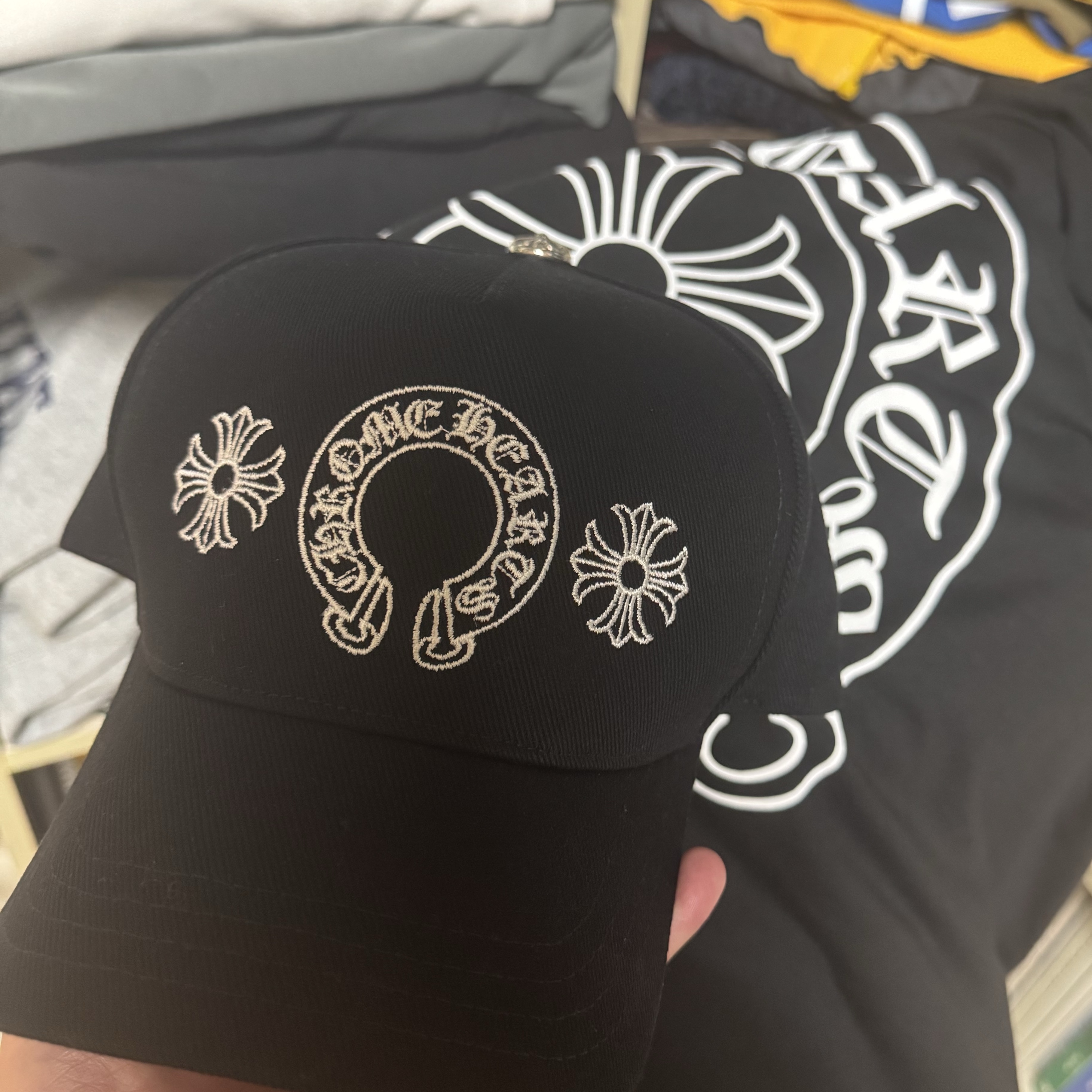 Chrome Hearts Horseshoe Denim Baseball Hat Black, Chrome Hearts Horseshoe Logo Pocket T-Shirt Black 착용 스타일