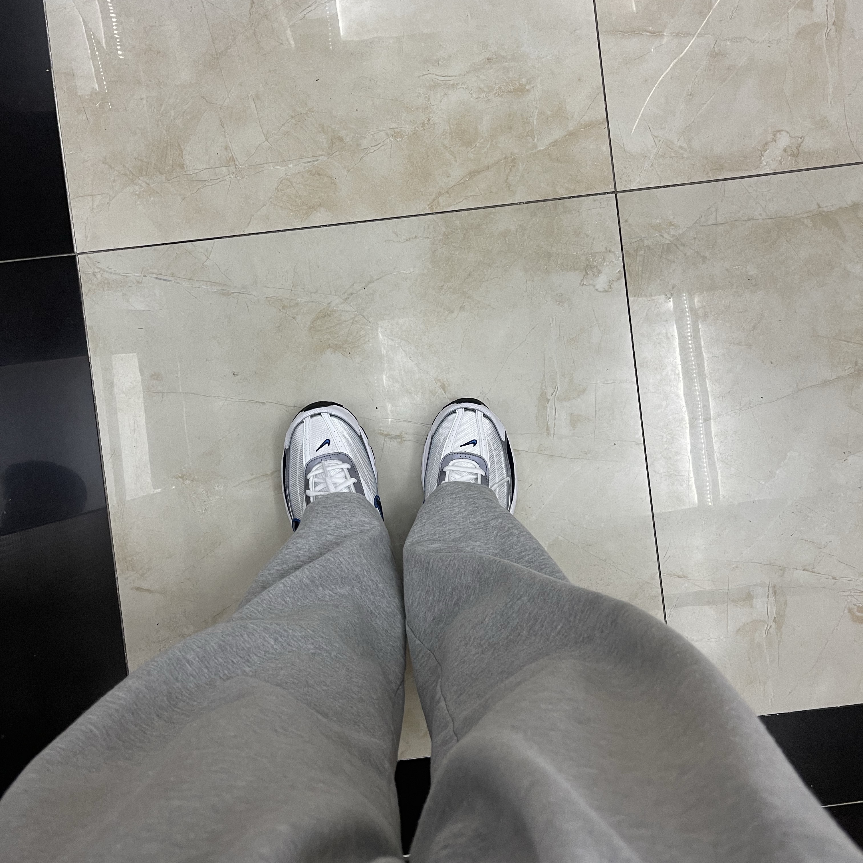 Nike Initiator White Obsidian Metallic Cool Grey 착용 스타일 - 2