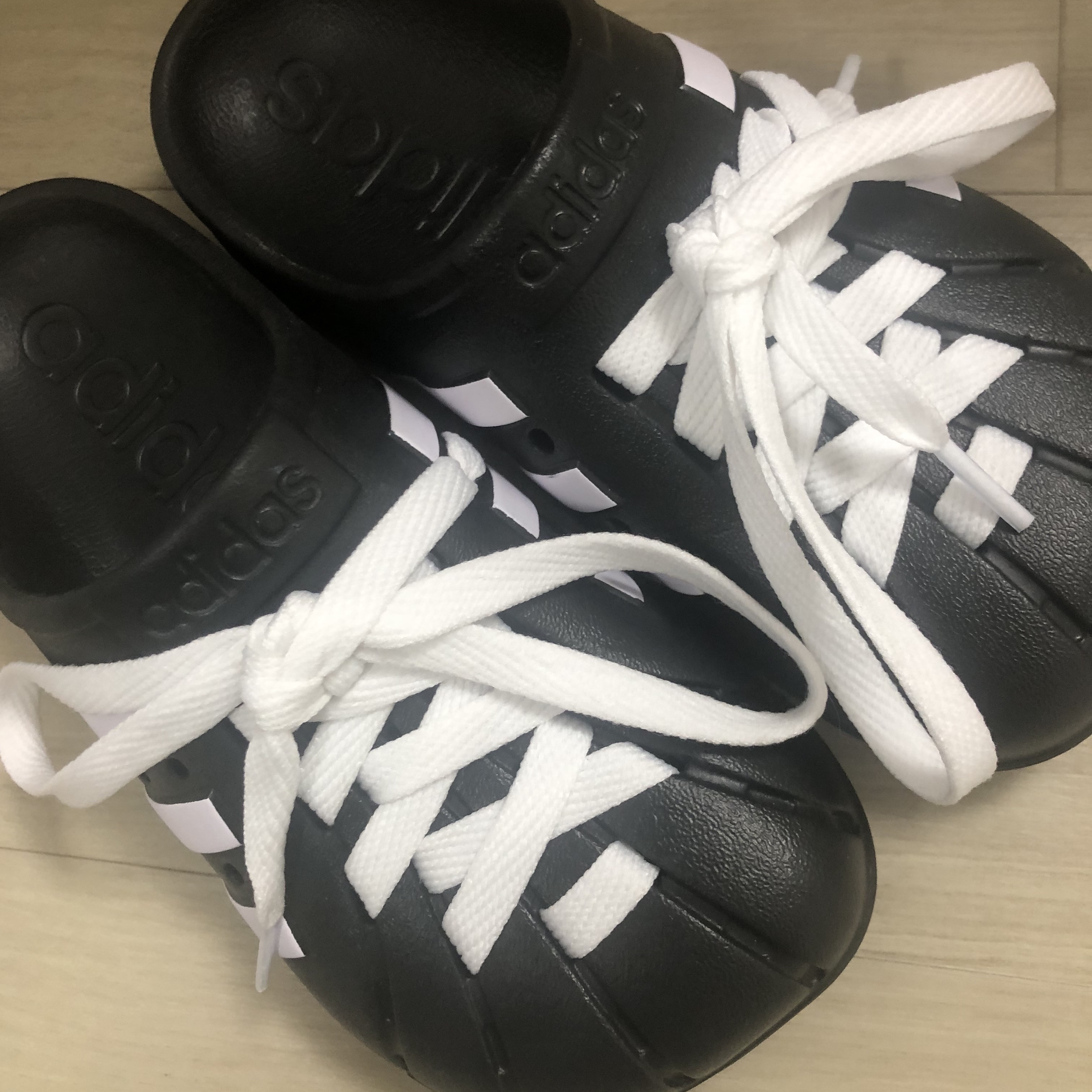 Adidas Adilette Clog Black White 착용 스타일