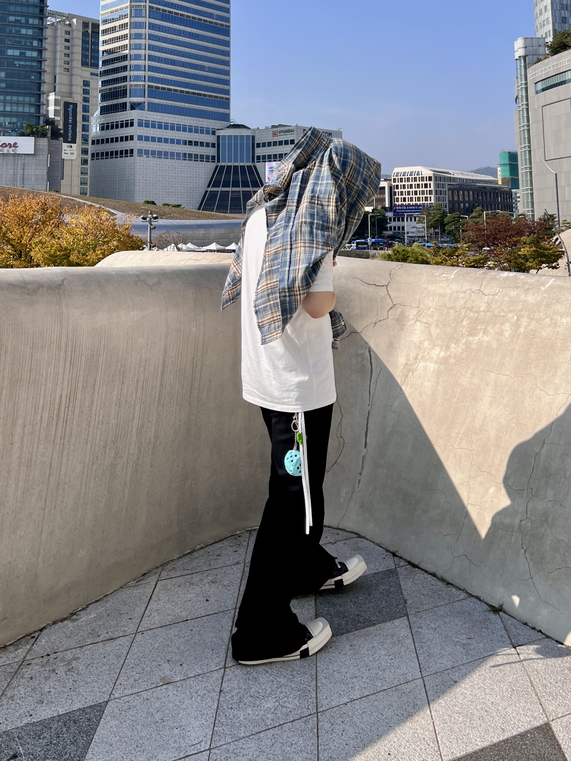 Converse x Drkshdw Turbodrk Chuck 70 Hi Black Lacquered Denim, Stussy Fuzzy Dice Keychain Teal 착용 스타일 - 3
