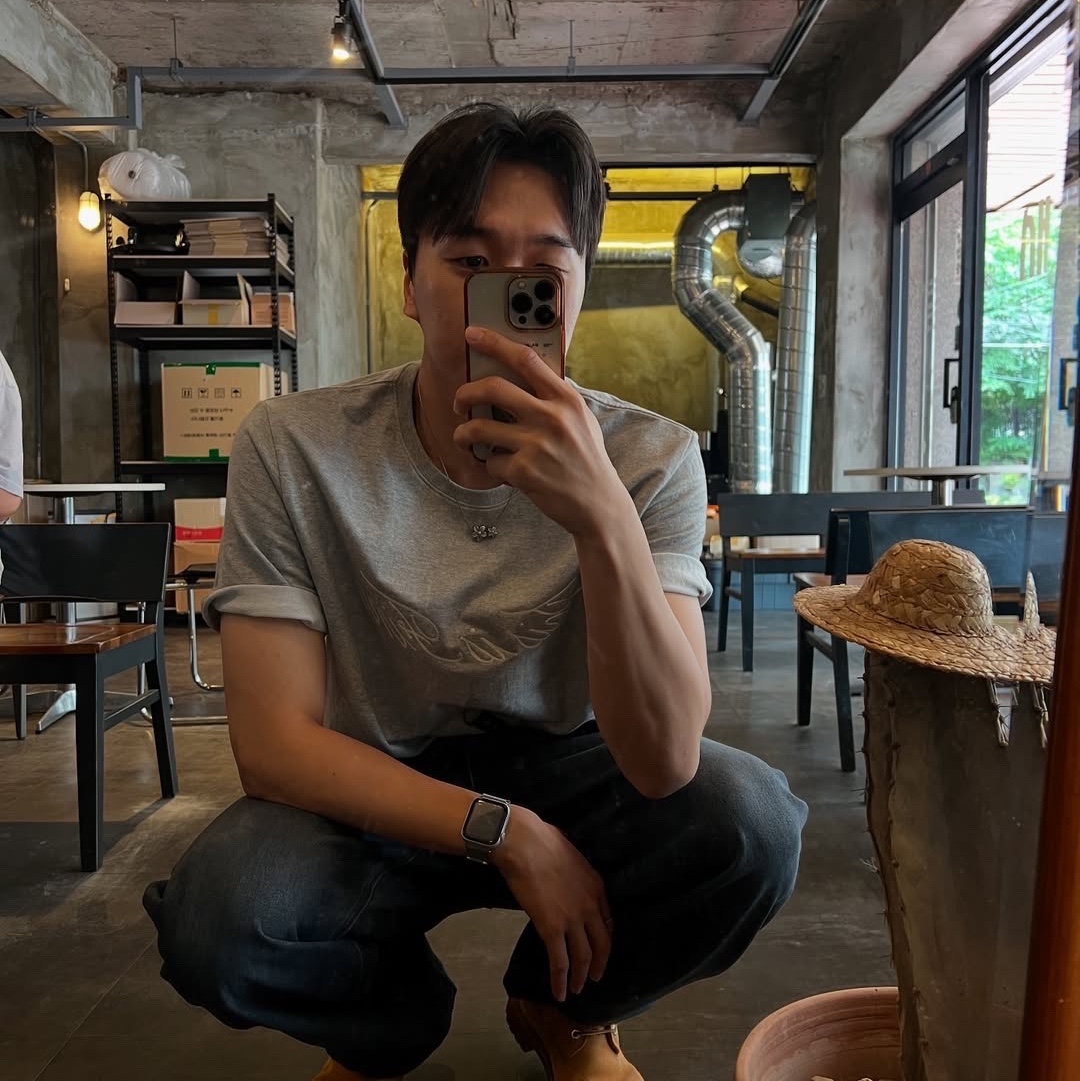 THIS IS FINE Oversized Signature Tee Sportif Gray, THIS IS FINE Signature Ball Cap Black 착용 스타일 - 5