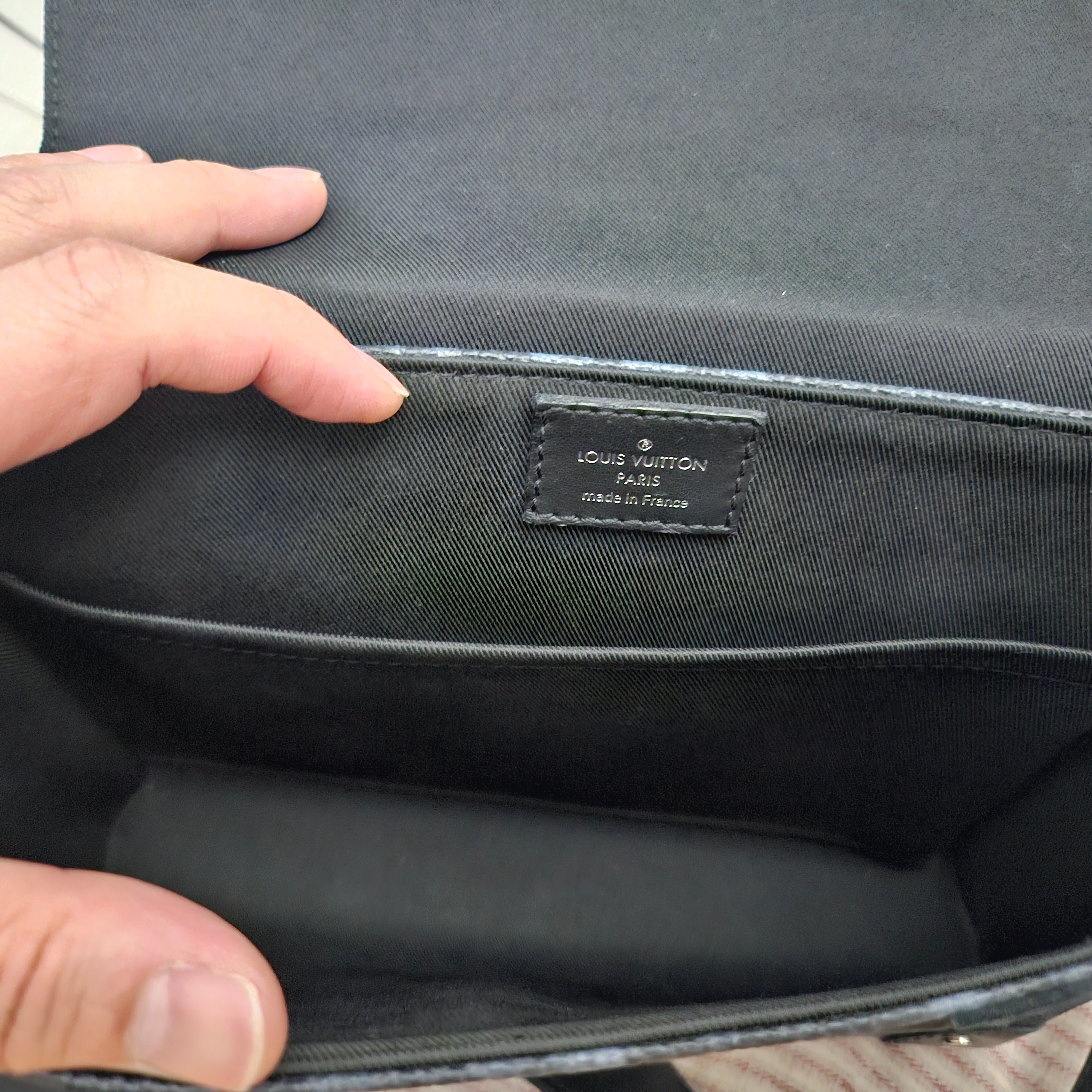 Louis Vuitton Trunk Messenger Monogram Eclipse 착용 스타일 - 9