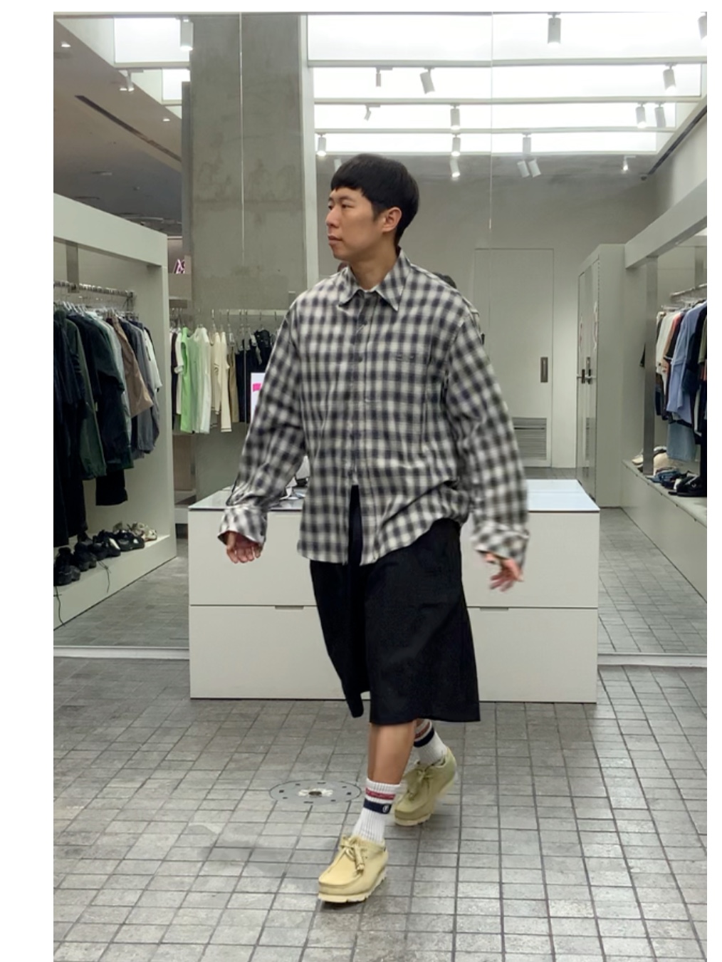 Clarks Wallabee GTX Maple Suede - 25FW, Undermycar Mu.110 Original Logo Pinched hem Banding Bermuda Shorts Black 착용 스타일 - 3